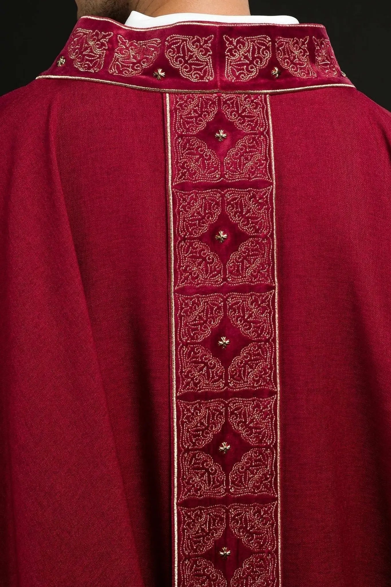 Chasuble avec ceinture et col richement brodés en rouge