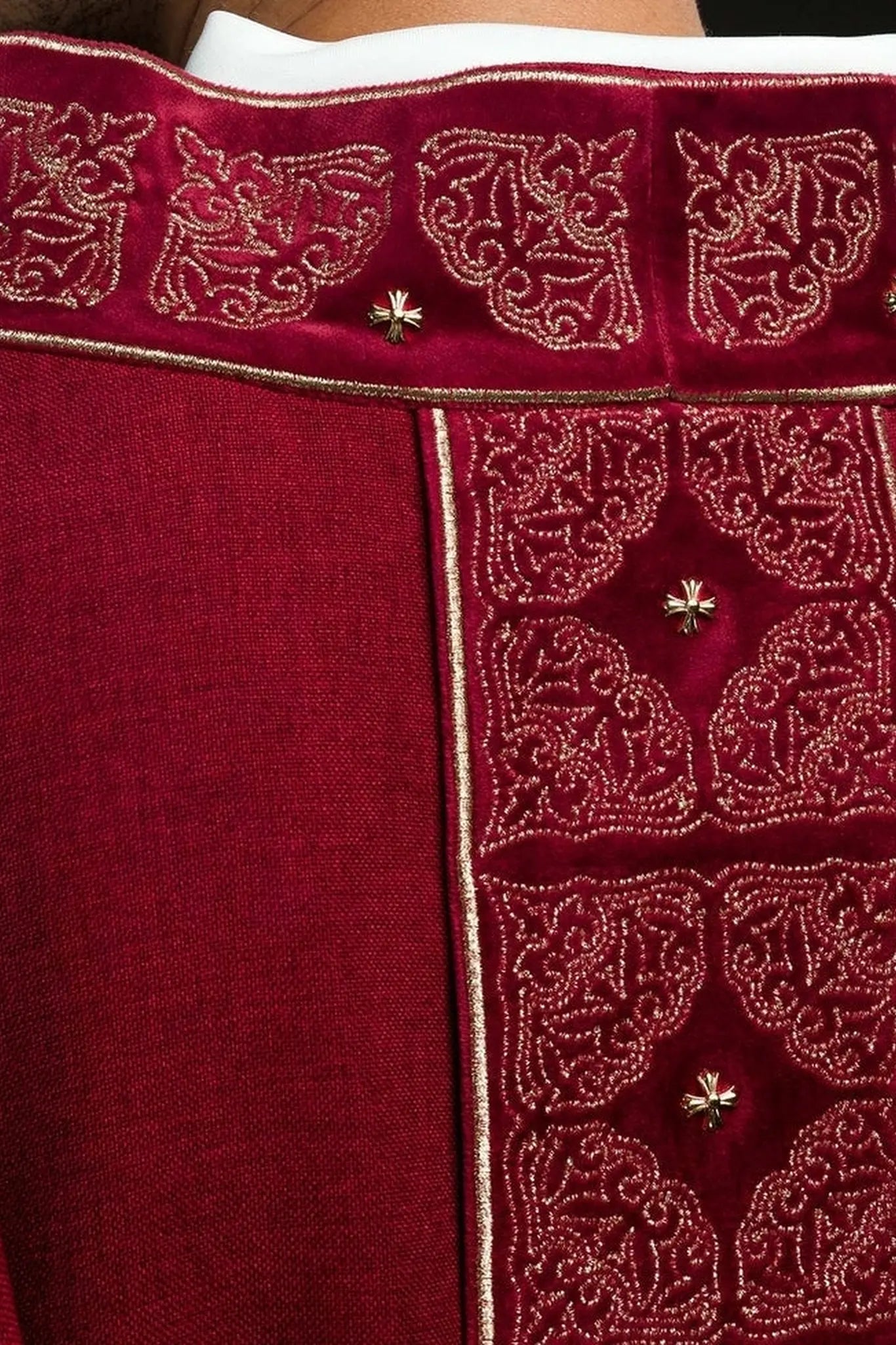 Chasuble avec ceinture et col richement brodés en rouge