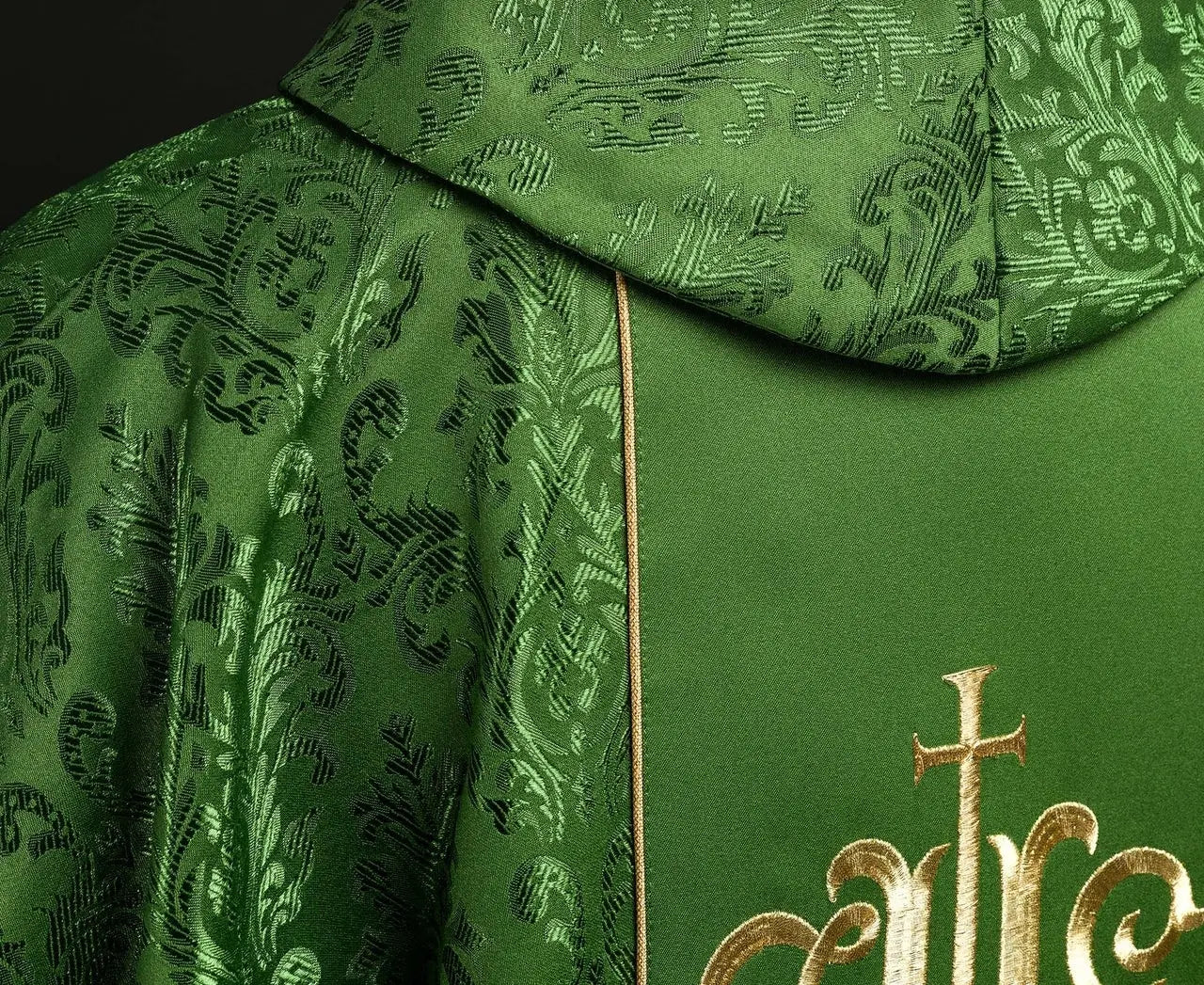 Chasuble liturgique verte avec ceinture IHS richement décorée