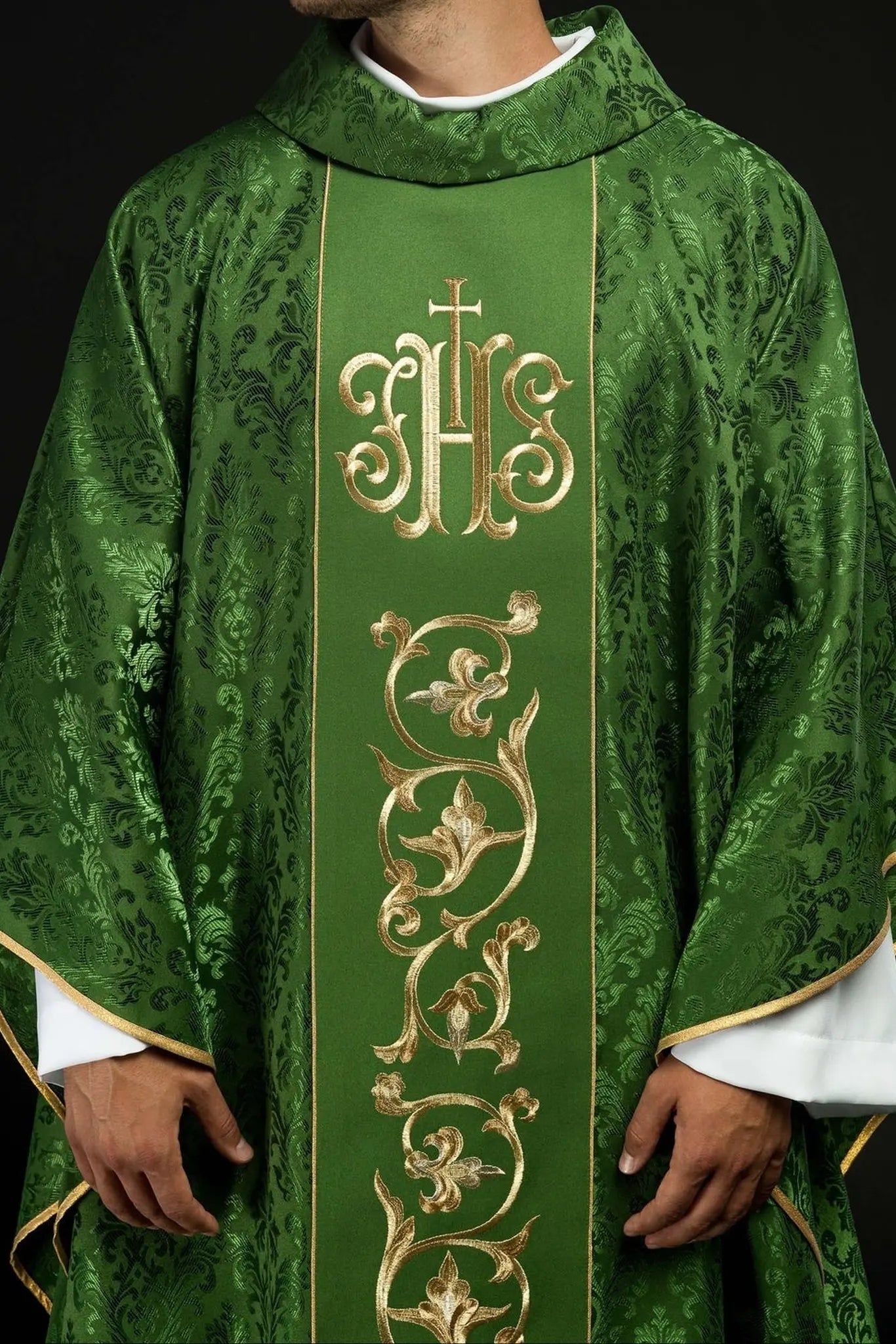 Chasuble liturgique verte avec ceinture IHS richement décorée