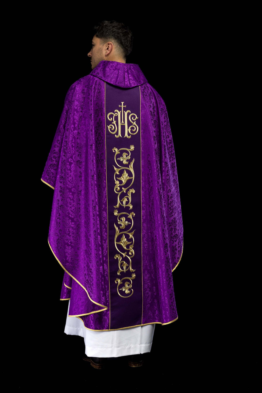 Fioletowy Ornat liturgiczny z bogato zdobionym pasem IHS - ORNATY.PL