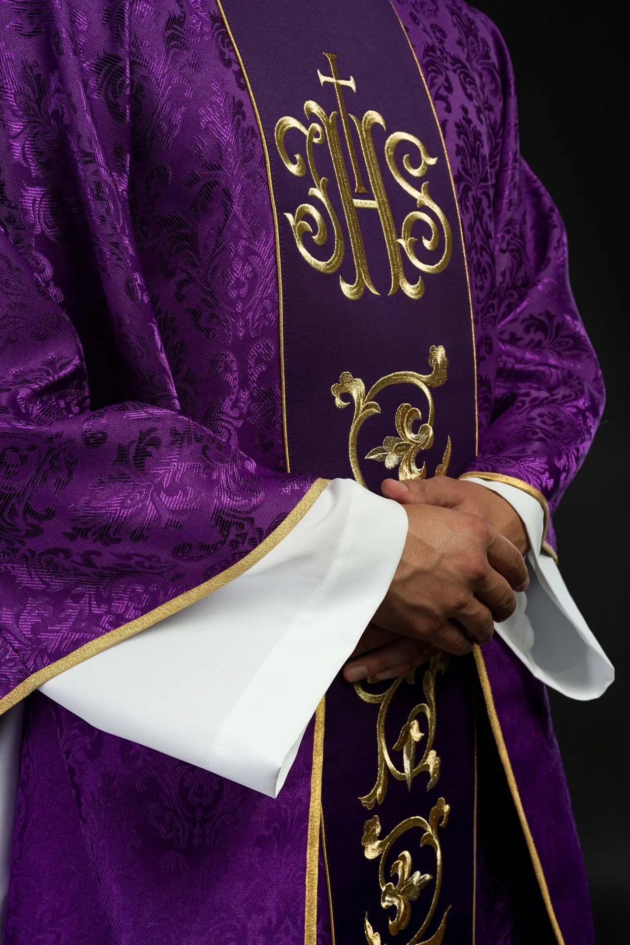 Chasuble liturgique violette avec ceinture IHS richement décorée