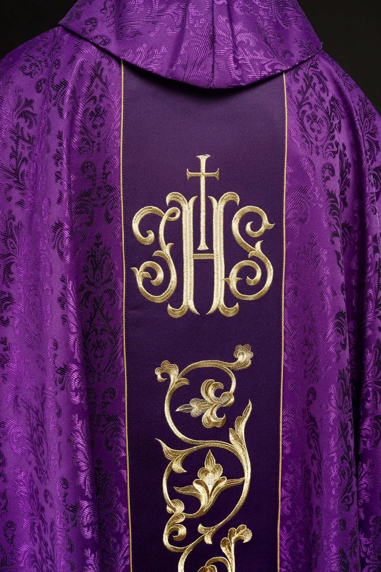 Chasuble liturgique violette avec ceinture IHS richement décorée