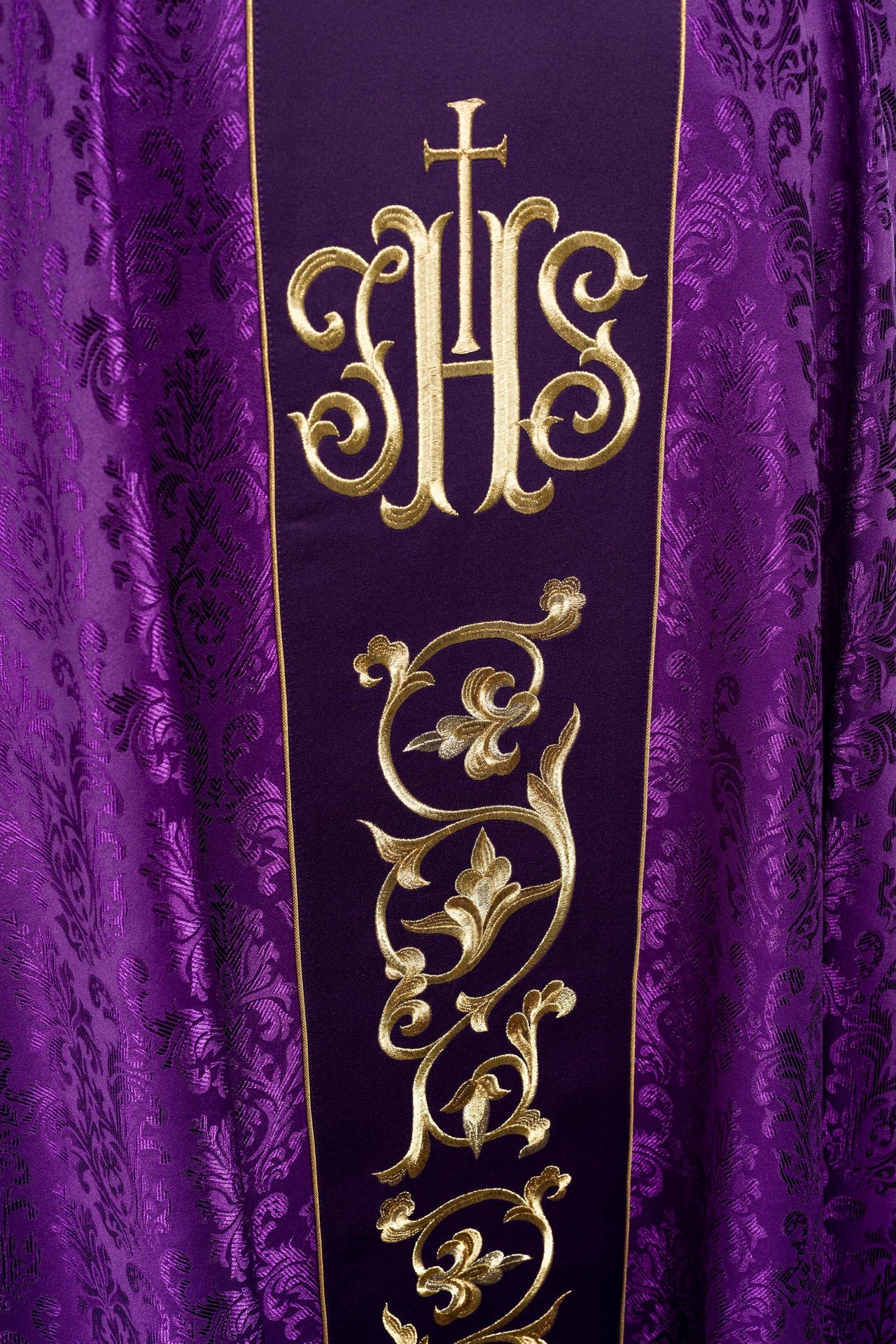 Fioletowy Ornat liturgiczny z bogato zdobionym pasem IHS - ORNATY.PL
