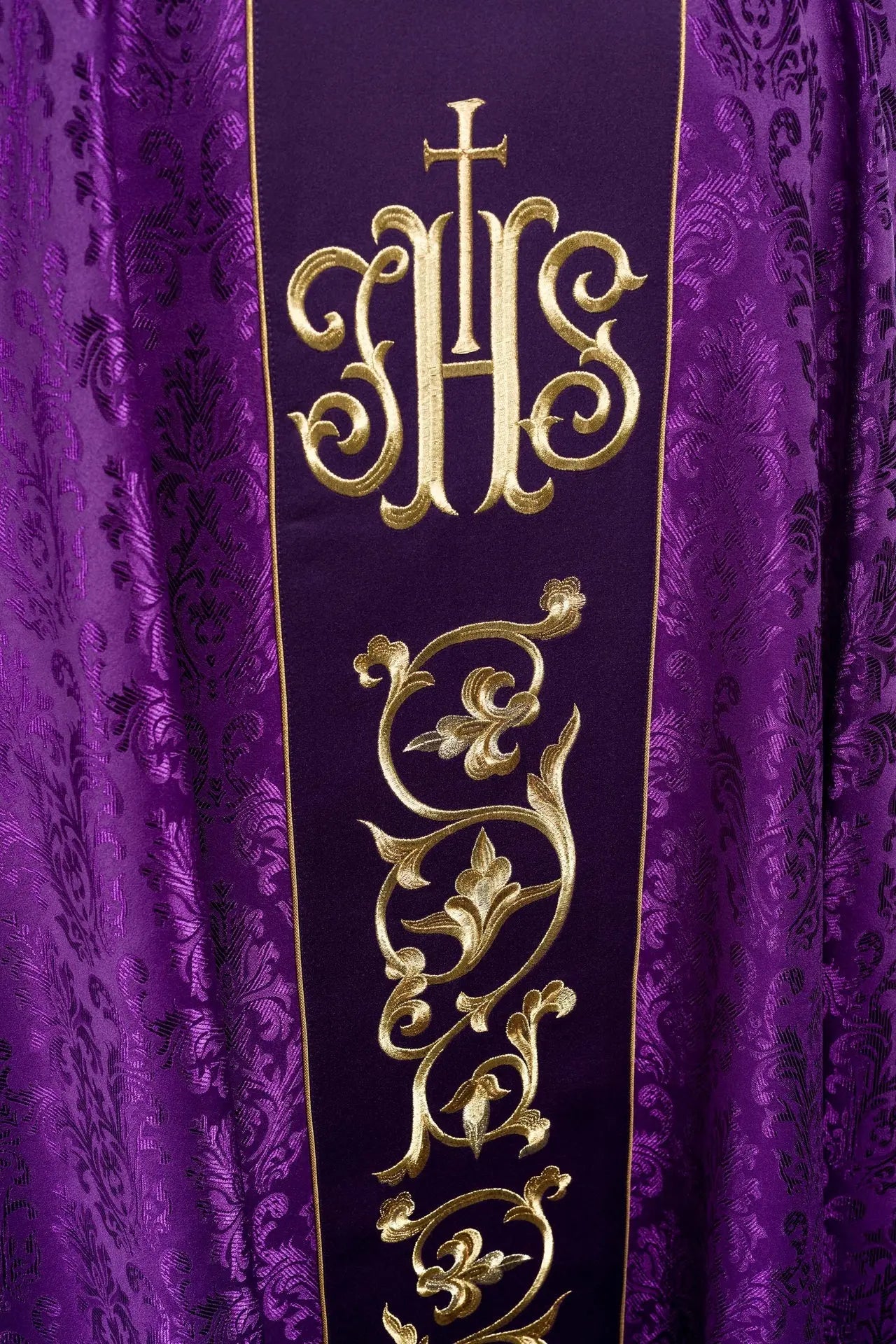 Chasuble liturgique violette avec ceinture IHS richement décorée