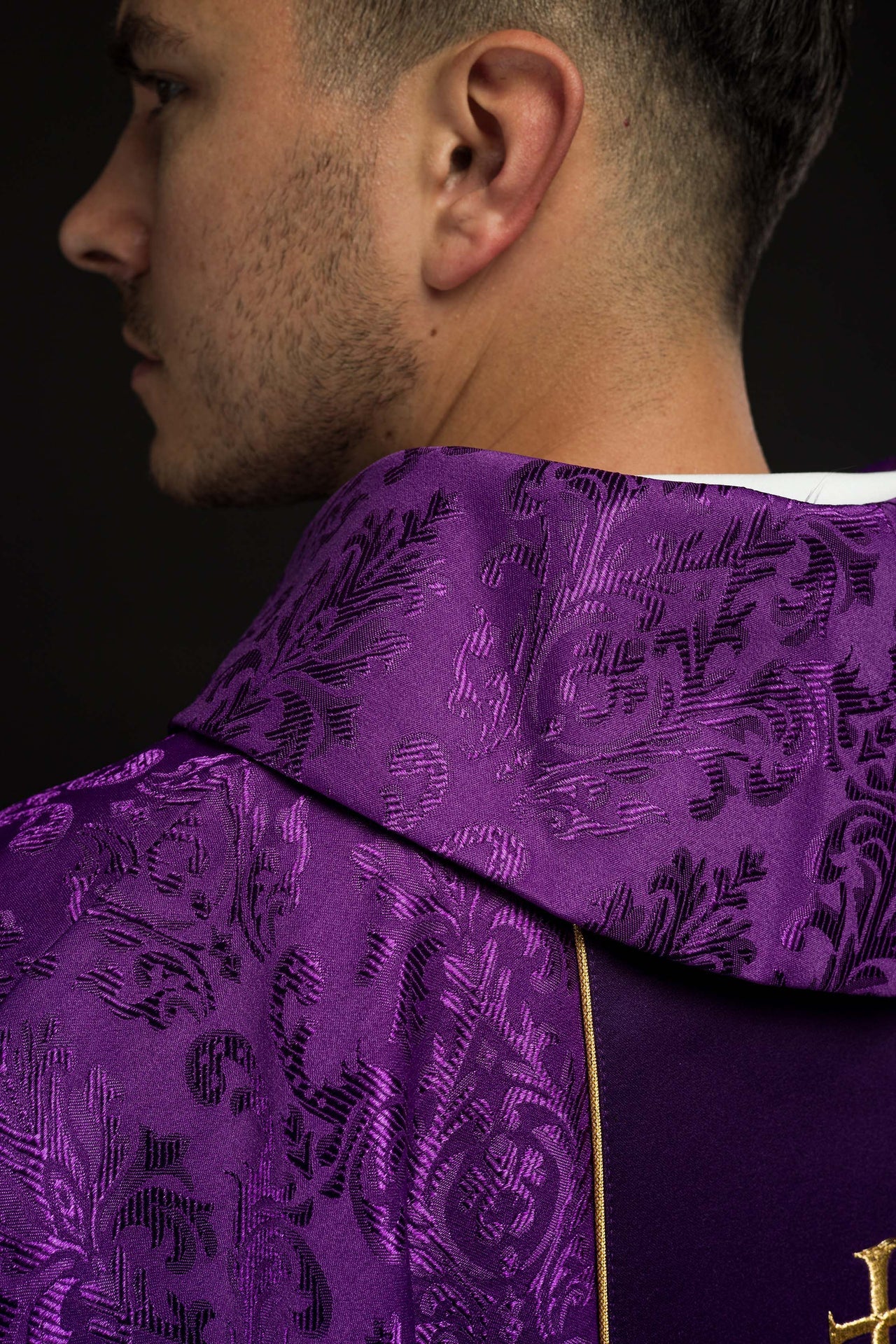 Fioletowy Ornat liturgiczny z bogato zdobionym pasem IHS - ORNATY.PL