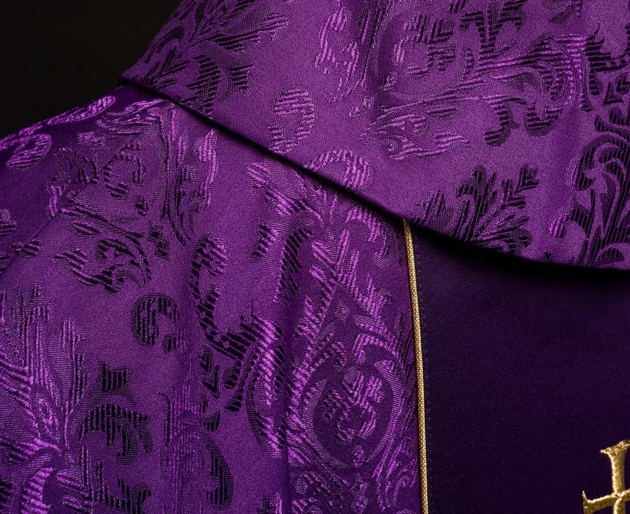 Chasuble liturgique violette avec ceinture IHS richement décorée