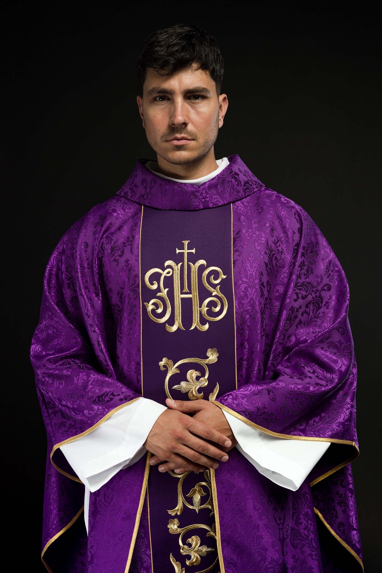 Fioletowy Ornat liturgiczny z bogato zdobionym pasem IHS - ORNATY.PL