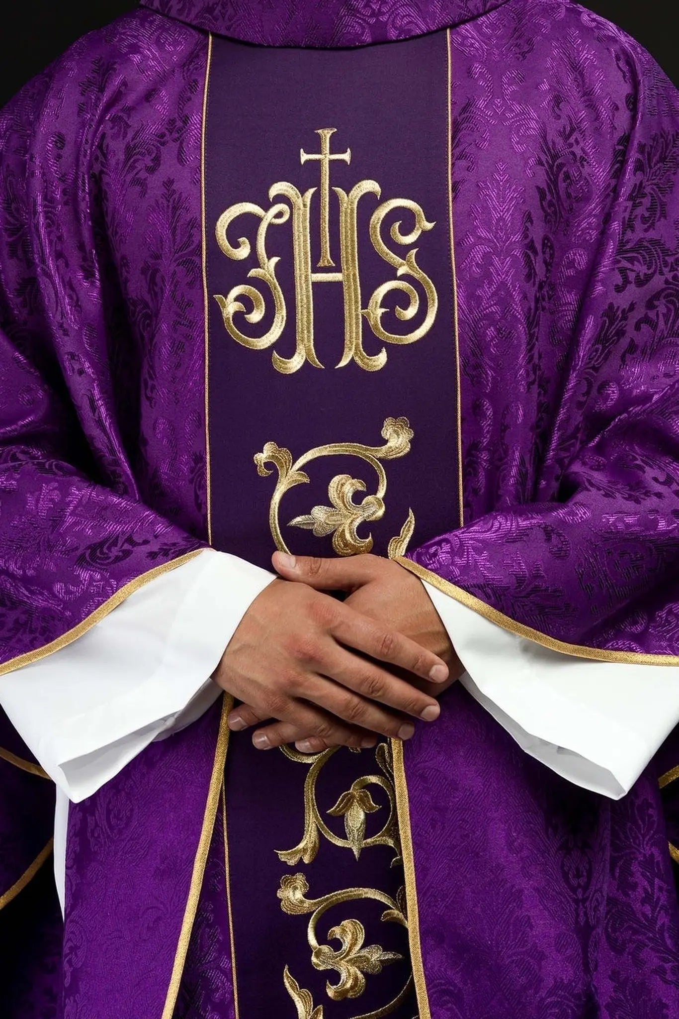 Chasuble liturgique violette avec ceinture IHS richement décorée