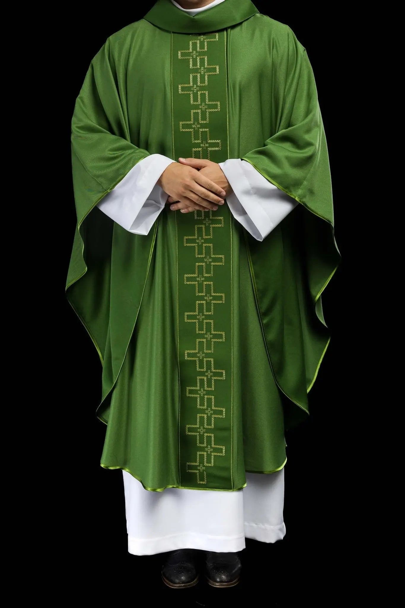Chasuble avec ceinture richement brodée en broderie croisée verte