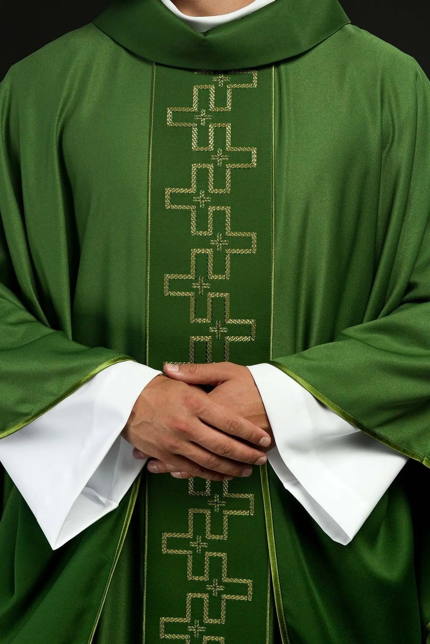 Chasuble avec ceinture richement brodée en broderie croisée verte