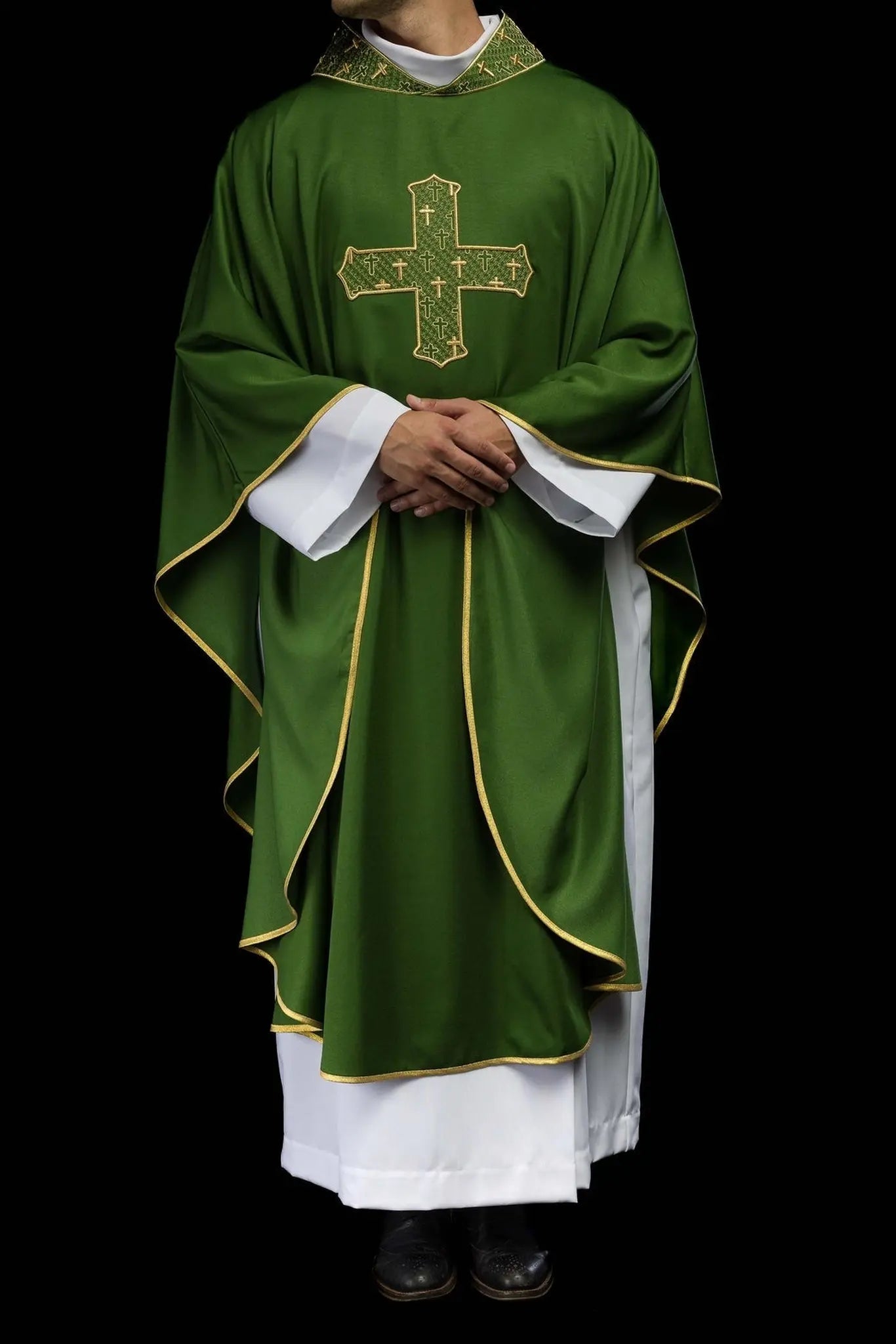 Chasuble avec croix richement brodée et col en vert