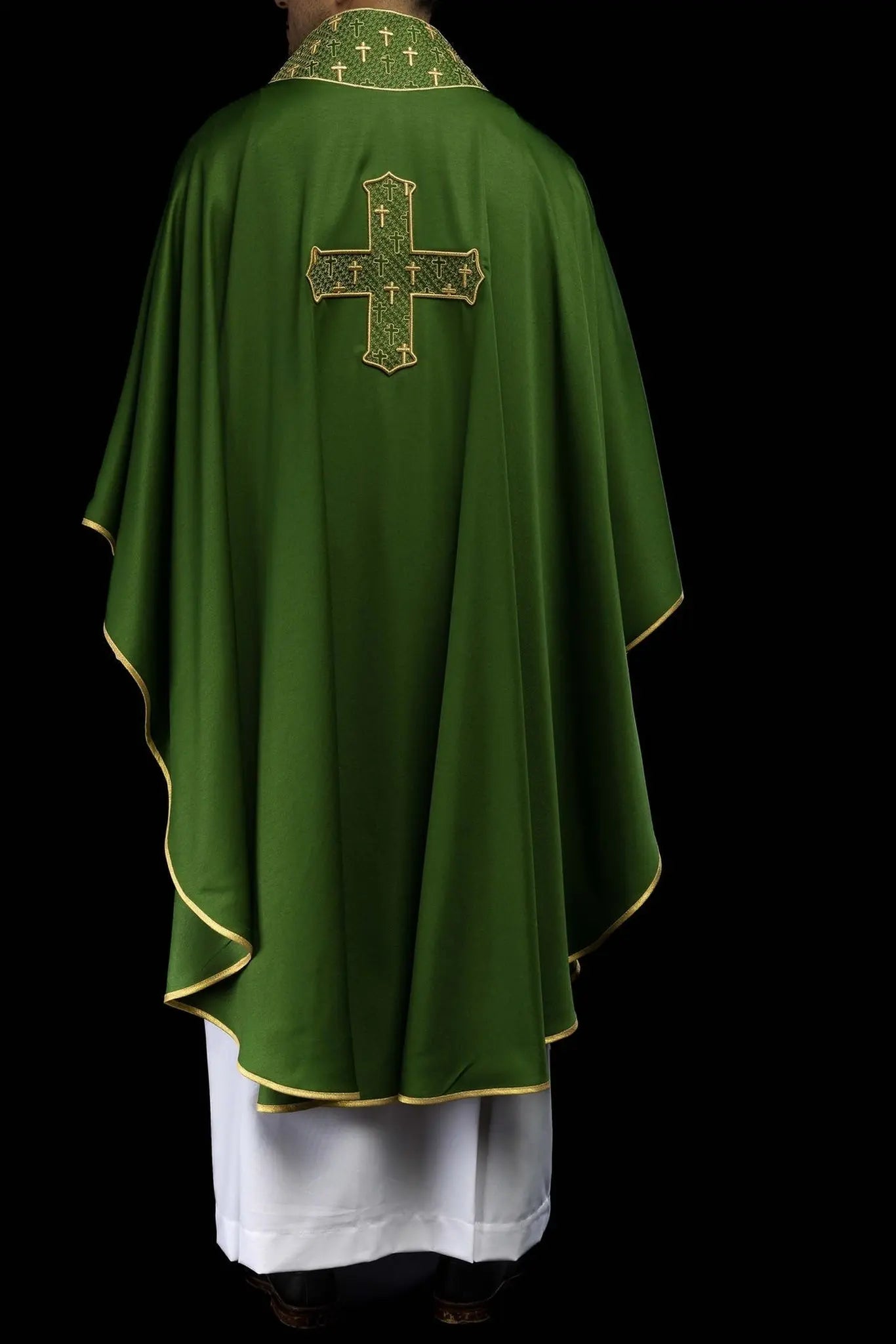 Chasuble avec croix richement brodée et col en vert