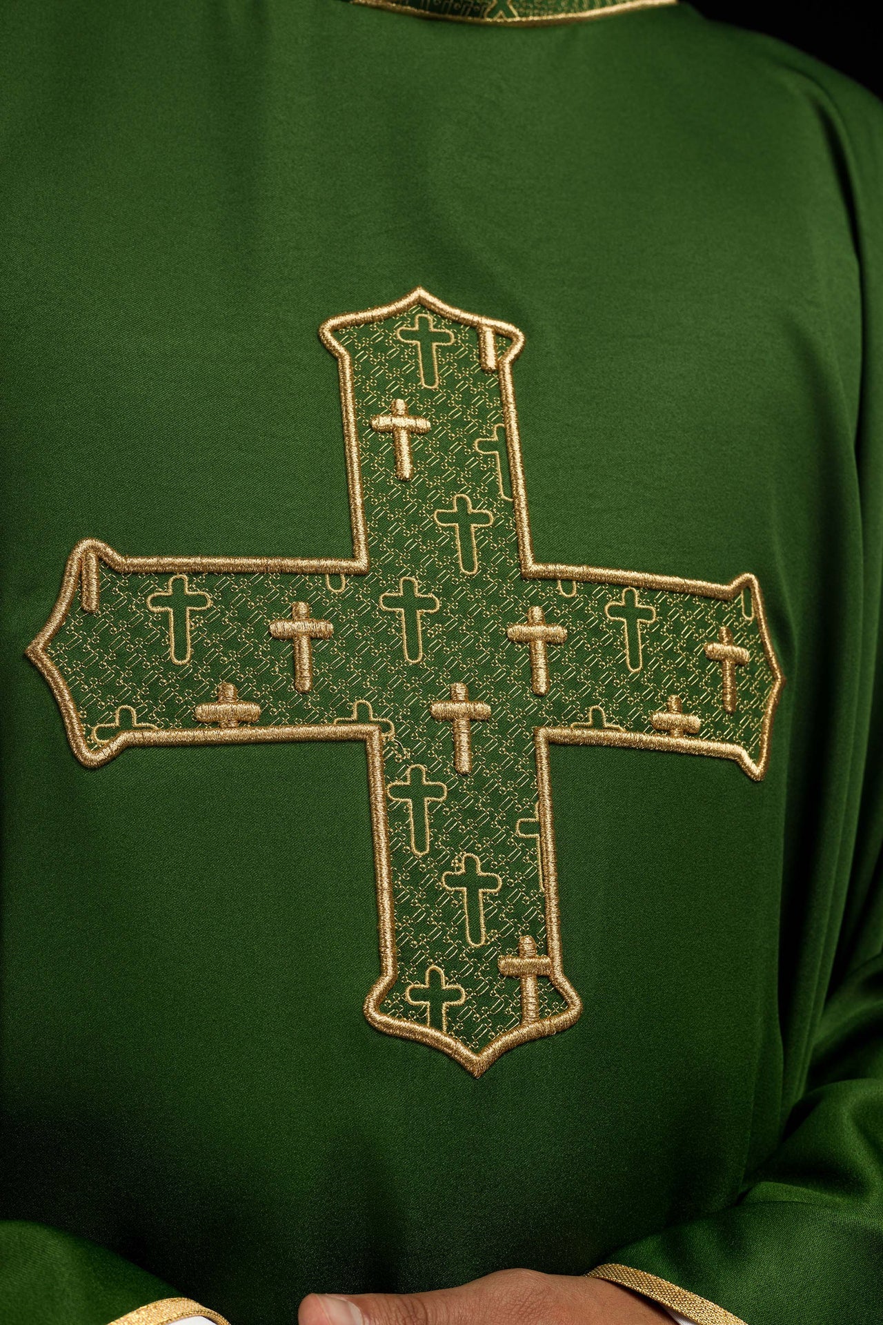 Ornat z bogato haftowanym krzyżem i kołnierzem w kolorze zielonym - ORNATY.PL
