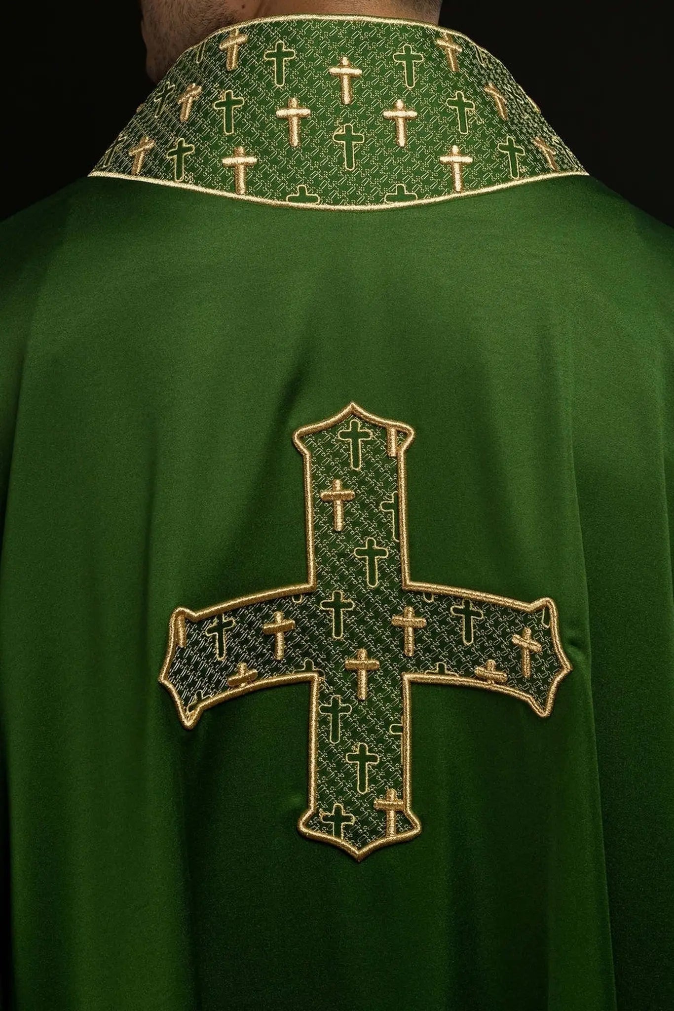 Chasuble avec croix richement brodée et col en vert