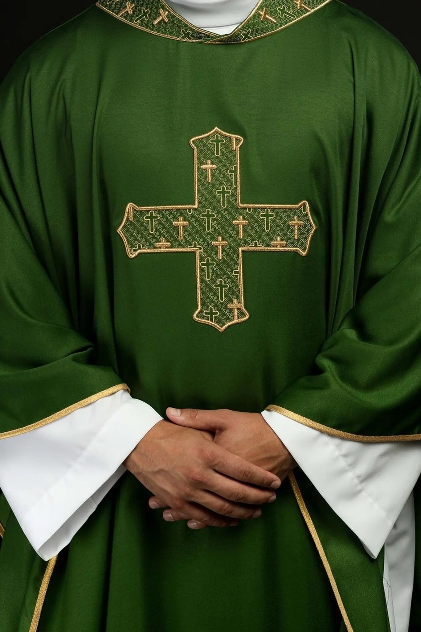 Chasuble avec croix richement brodée et col en vert