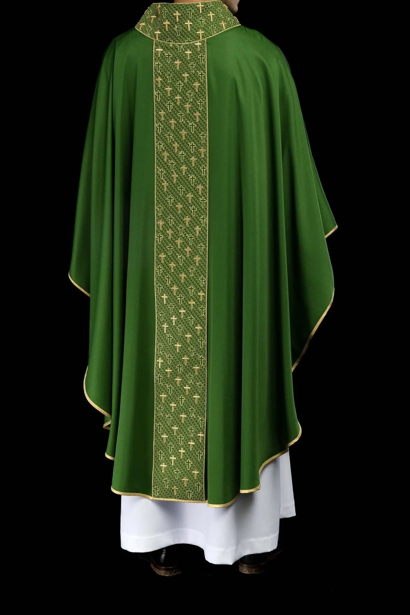 Chasuble avec ceinture richement brodée de croix en vert