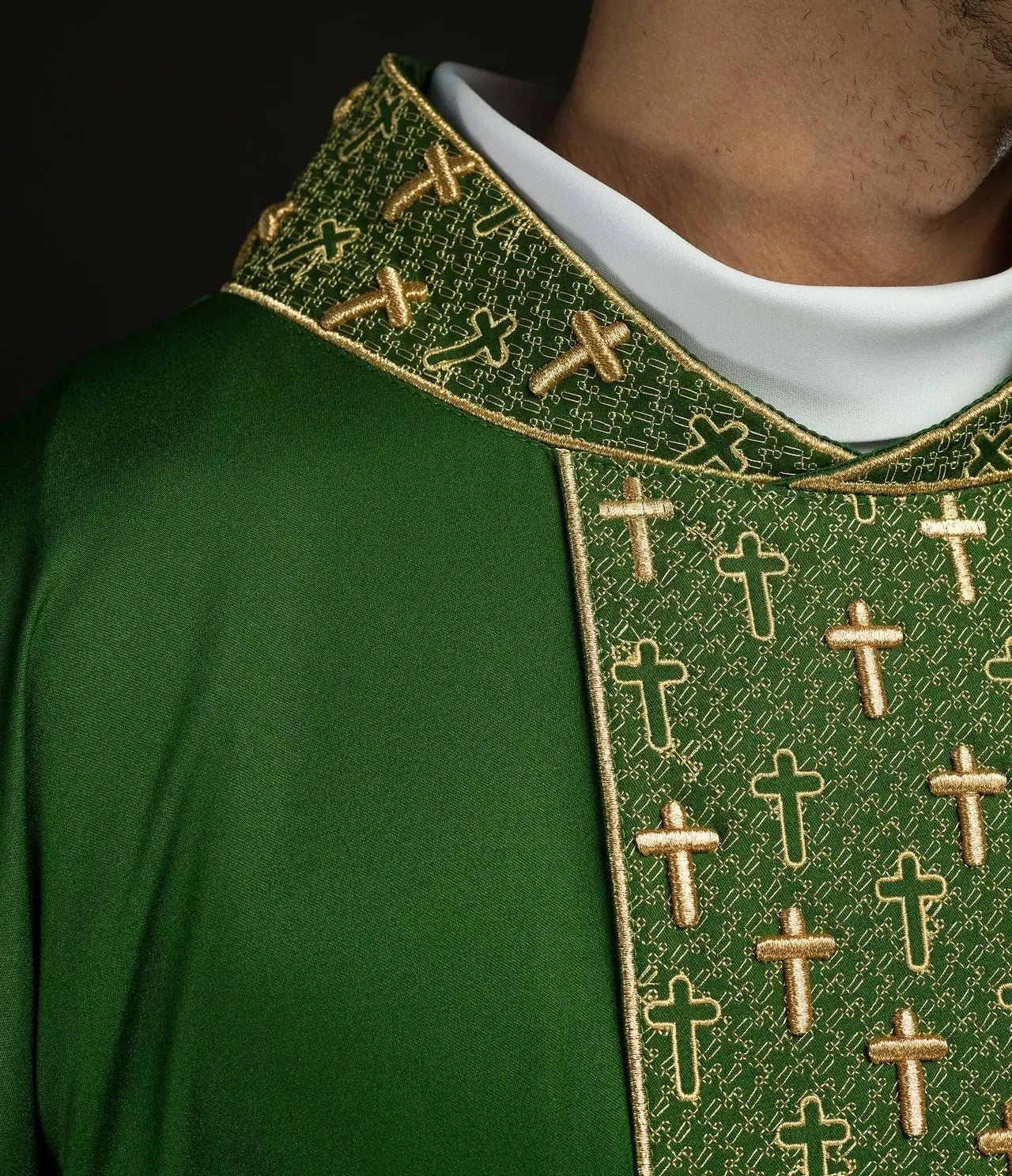 Chasuble avec ceinture richement brodée de croix en vert