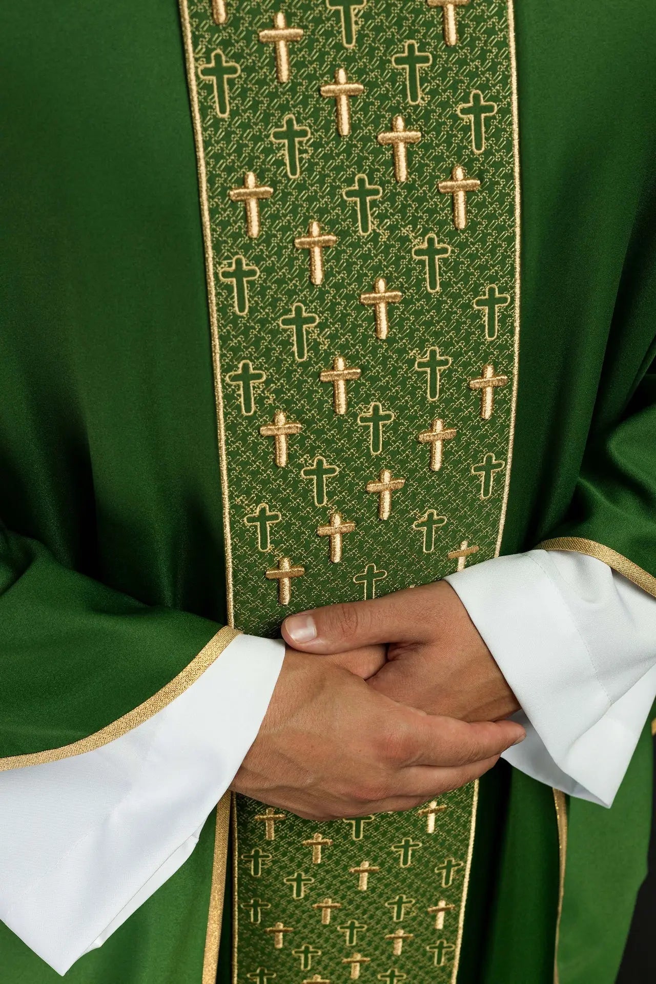 Chasuble avec ceinture richement brodée de croix en vert