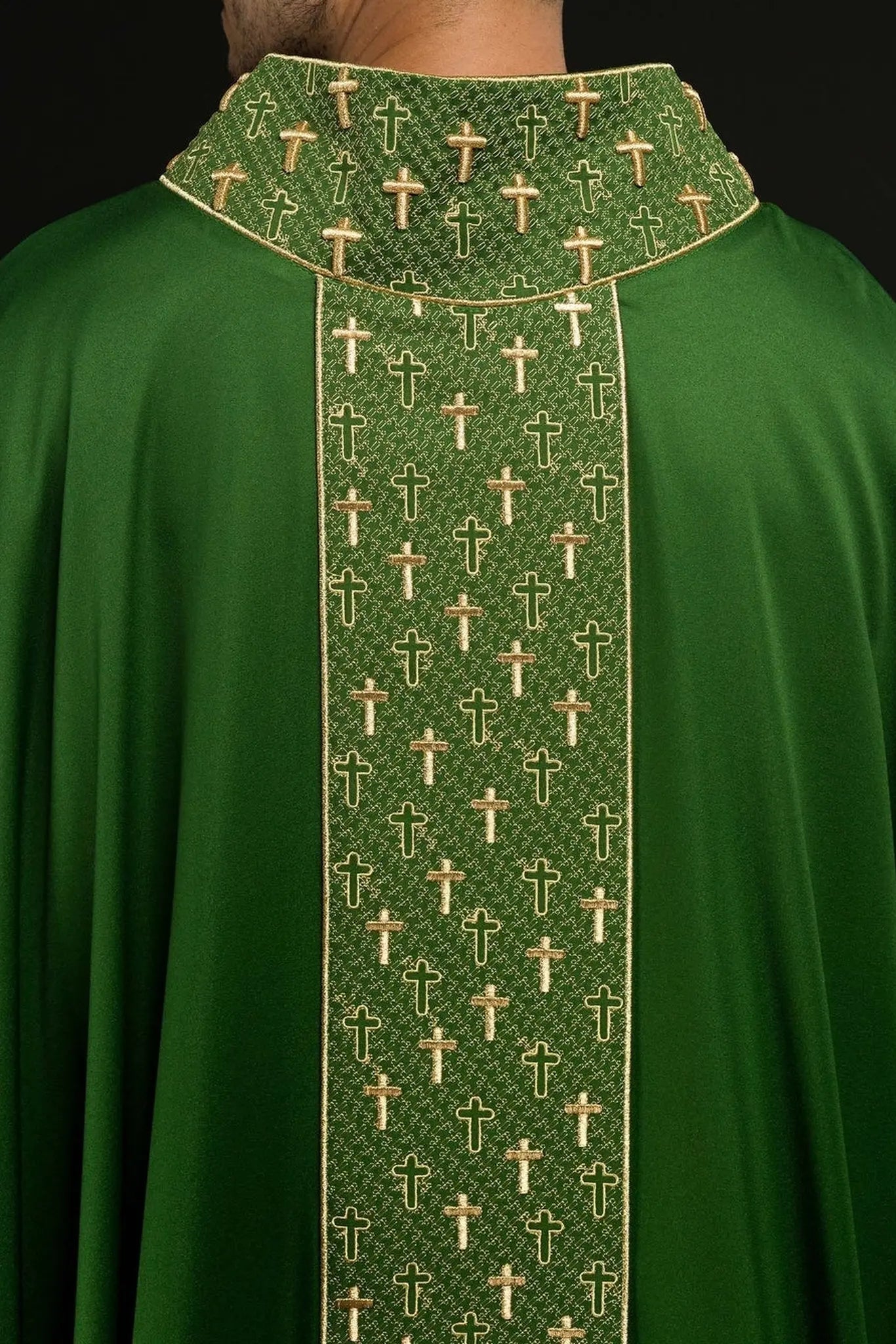 Chasuble avec ceinture richement brodée de croix en vert