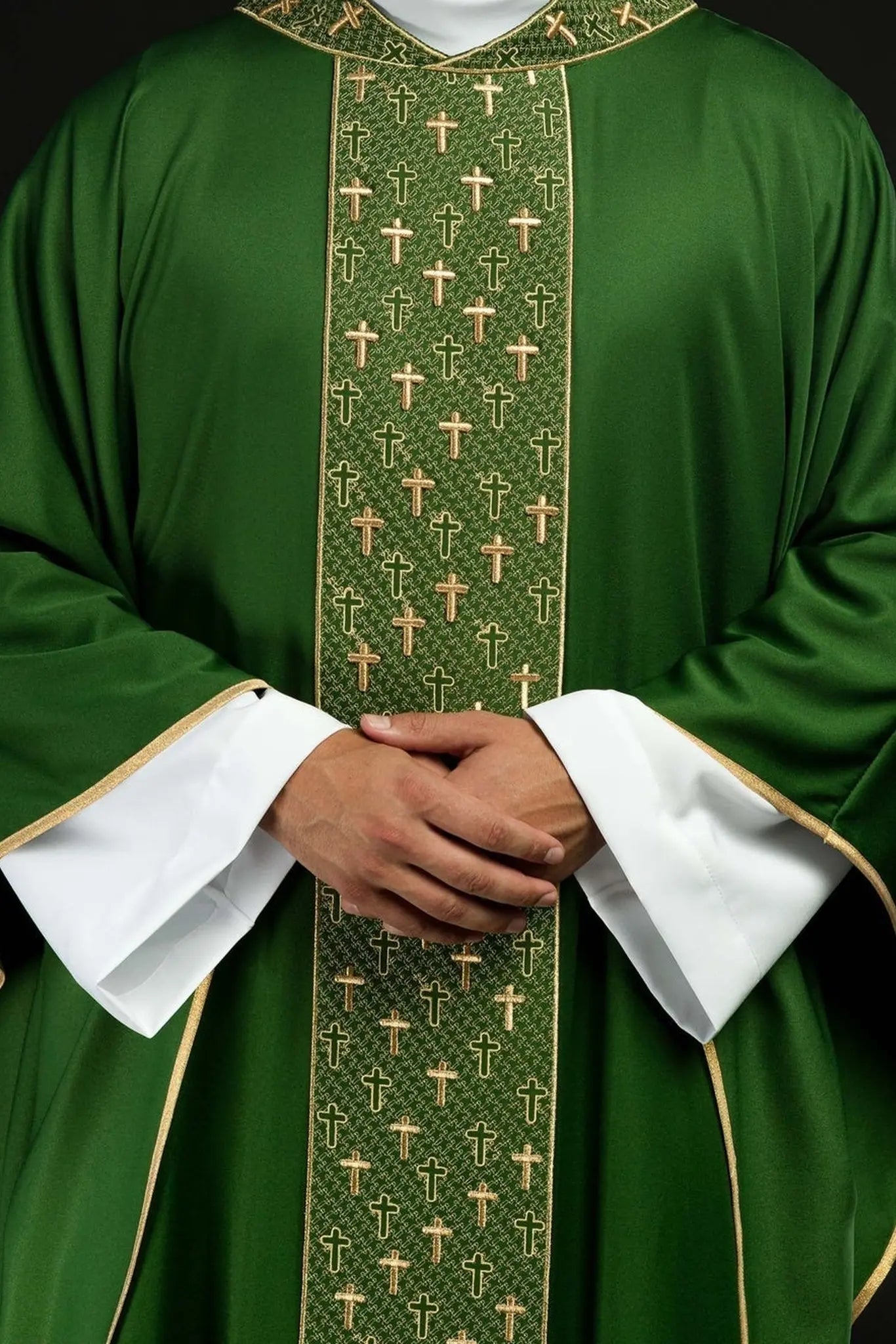 Chasuble avec ceinture richement brodée de croix en vert