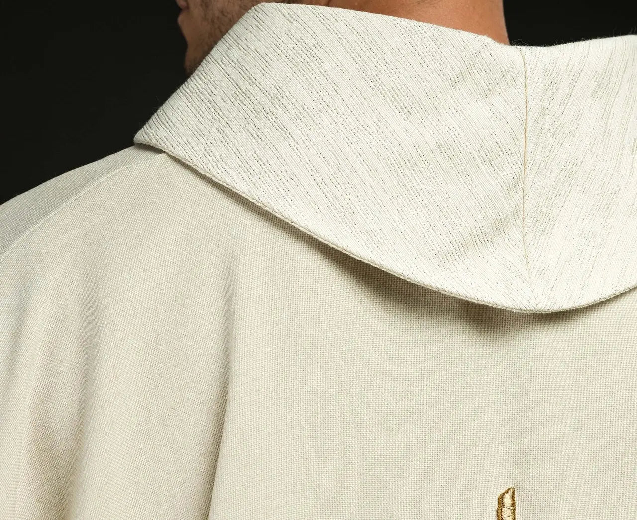 Chasuble avec motif de croix, oreilles et poisson