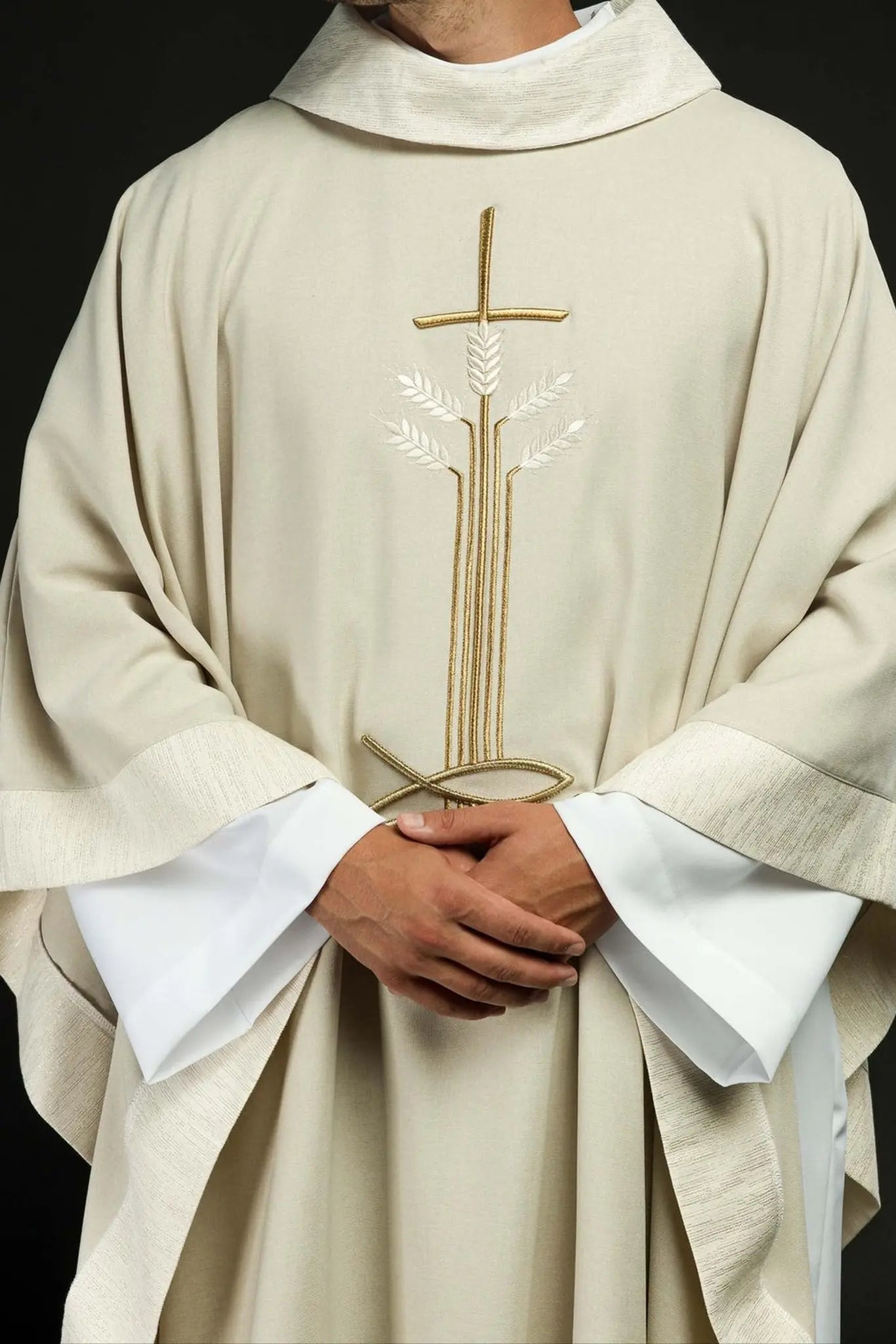 Chasuble avec motif de croix, oreilles et poisson