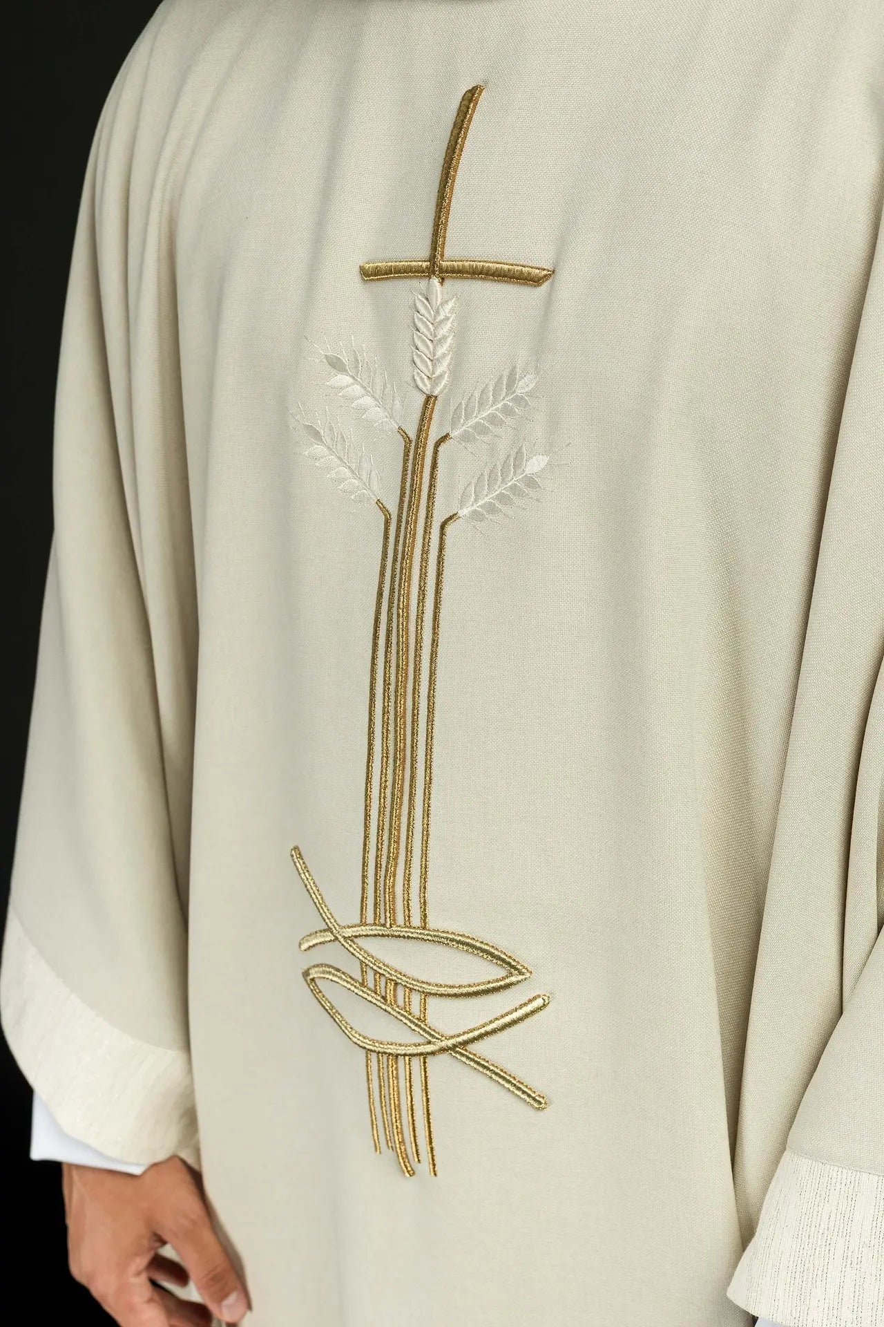 Chasuble avec motif de croix, oreilles et poisson
