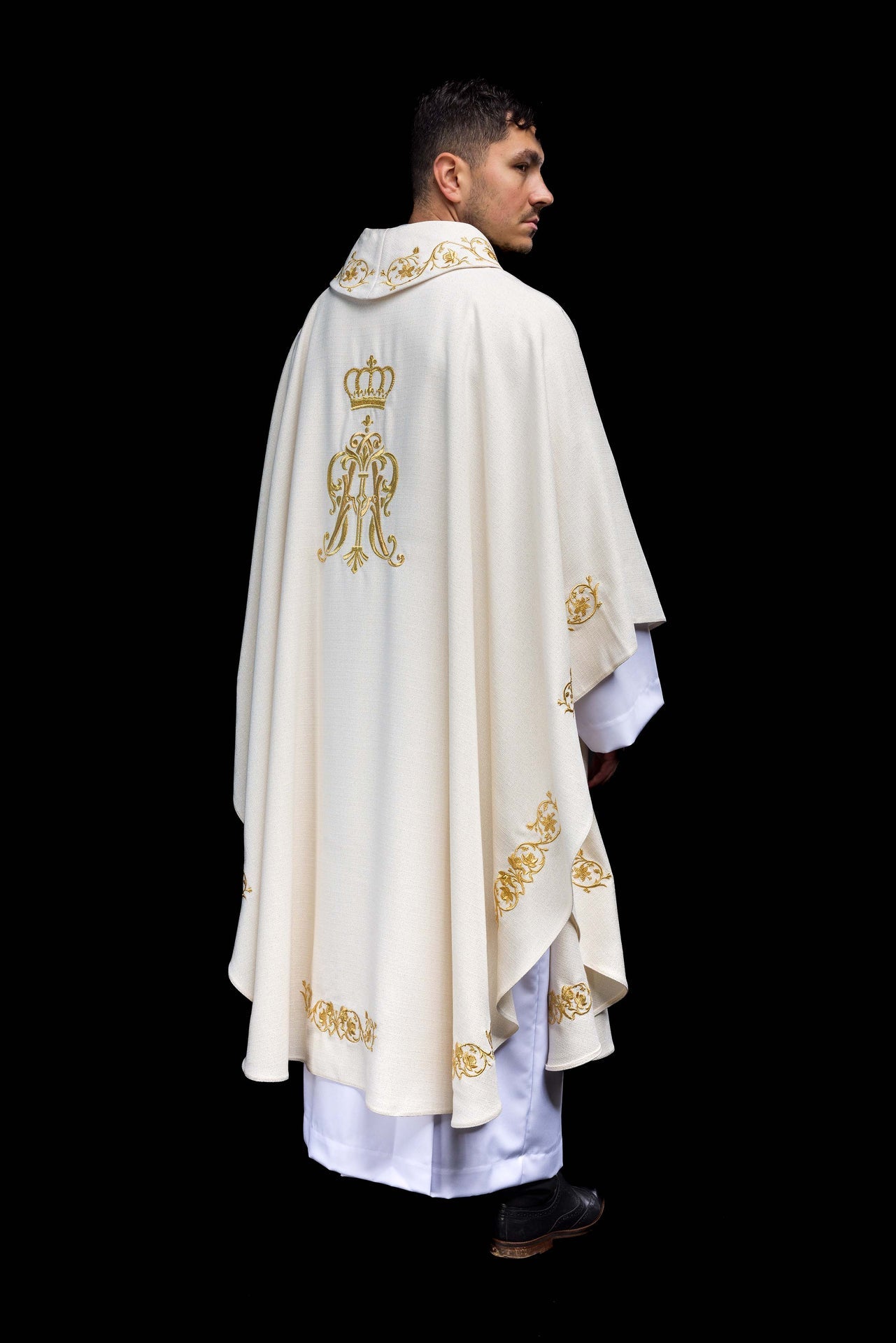 Chasuble liturgique avec blason marial brodé et couronne