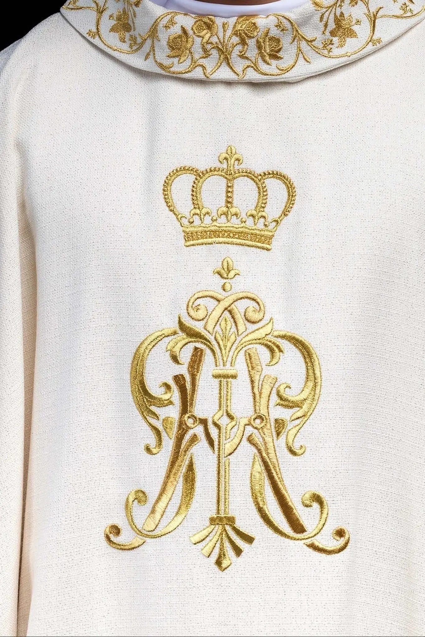 Chasuble liturgique avec blason marial brodé et couronne