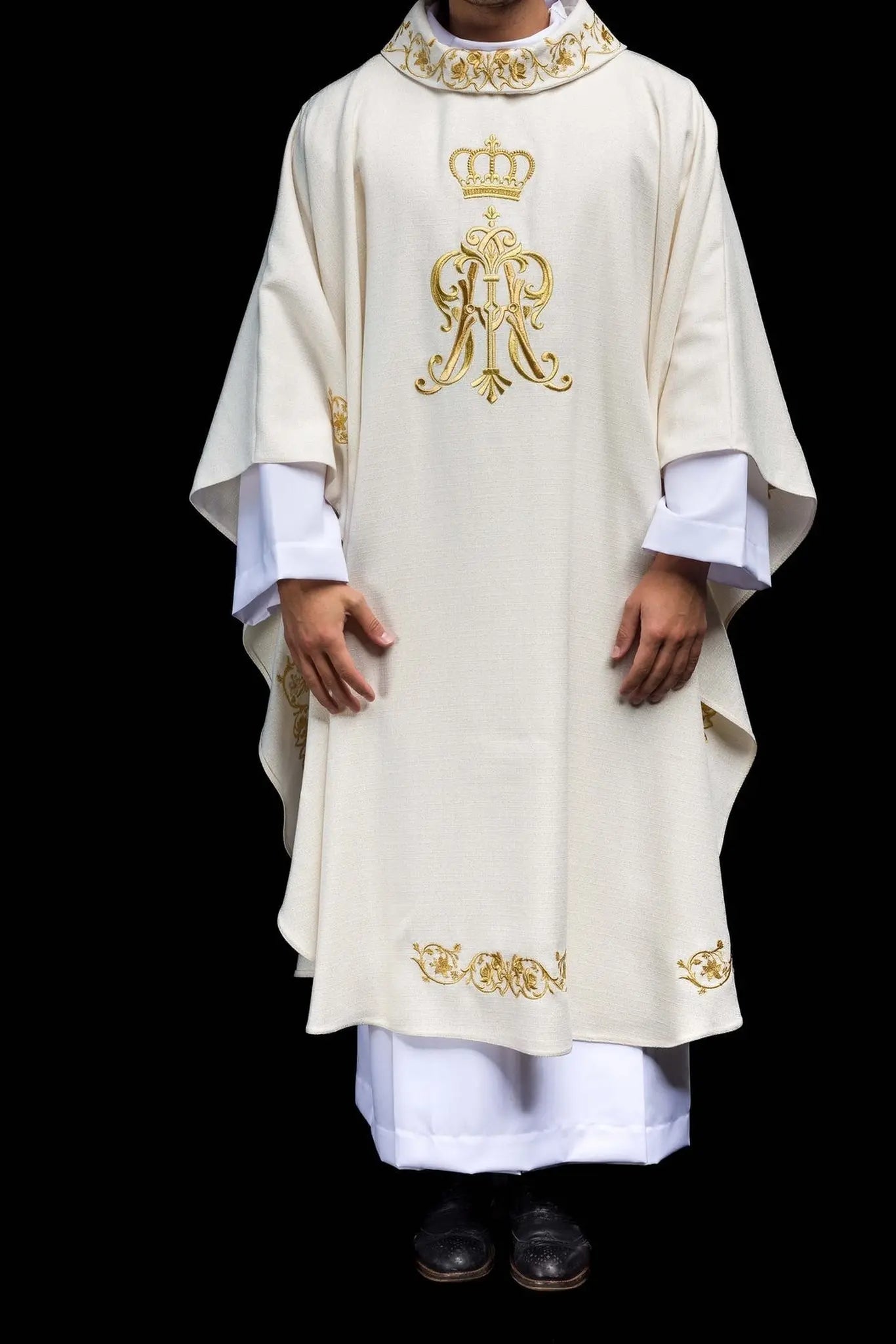 Chasuble liturgique avec blason marial brodé et couronne