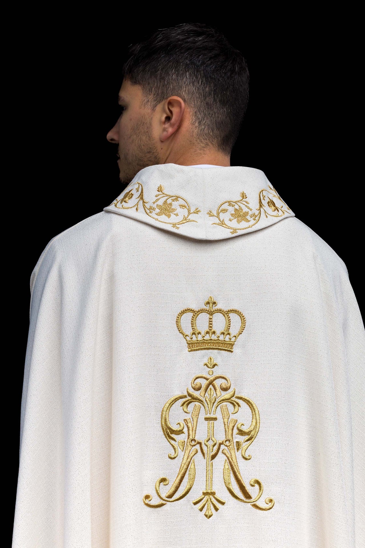 Chasuble liturgique avec blason marial brodé et couronne