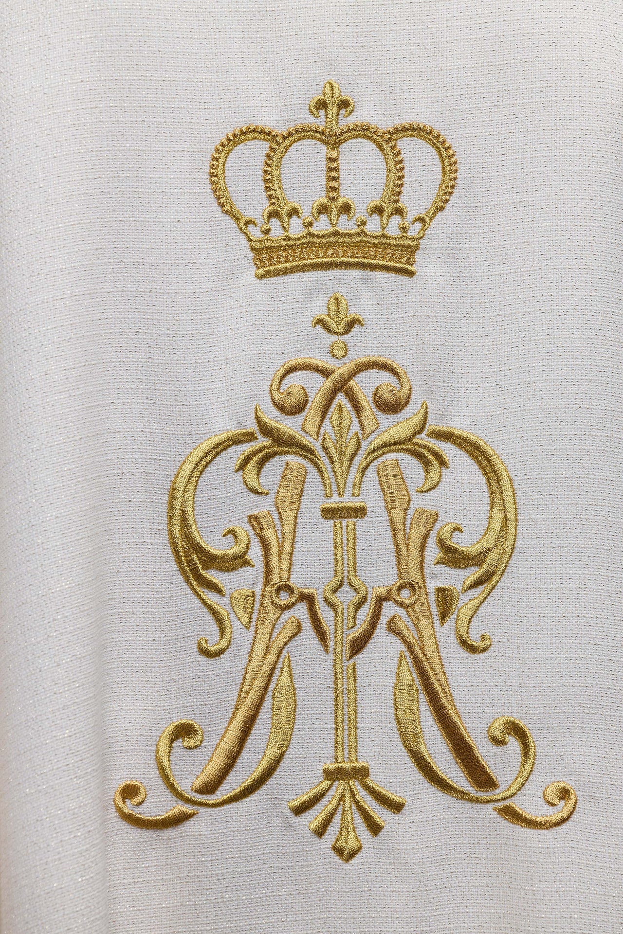 Chasuble liturgique avec blason marial brodé et couronne