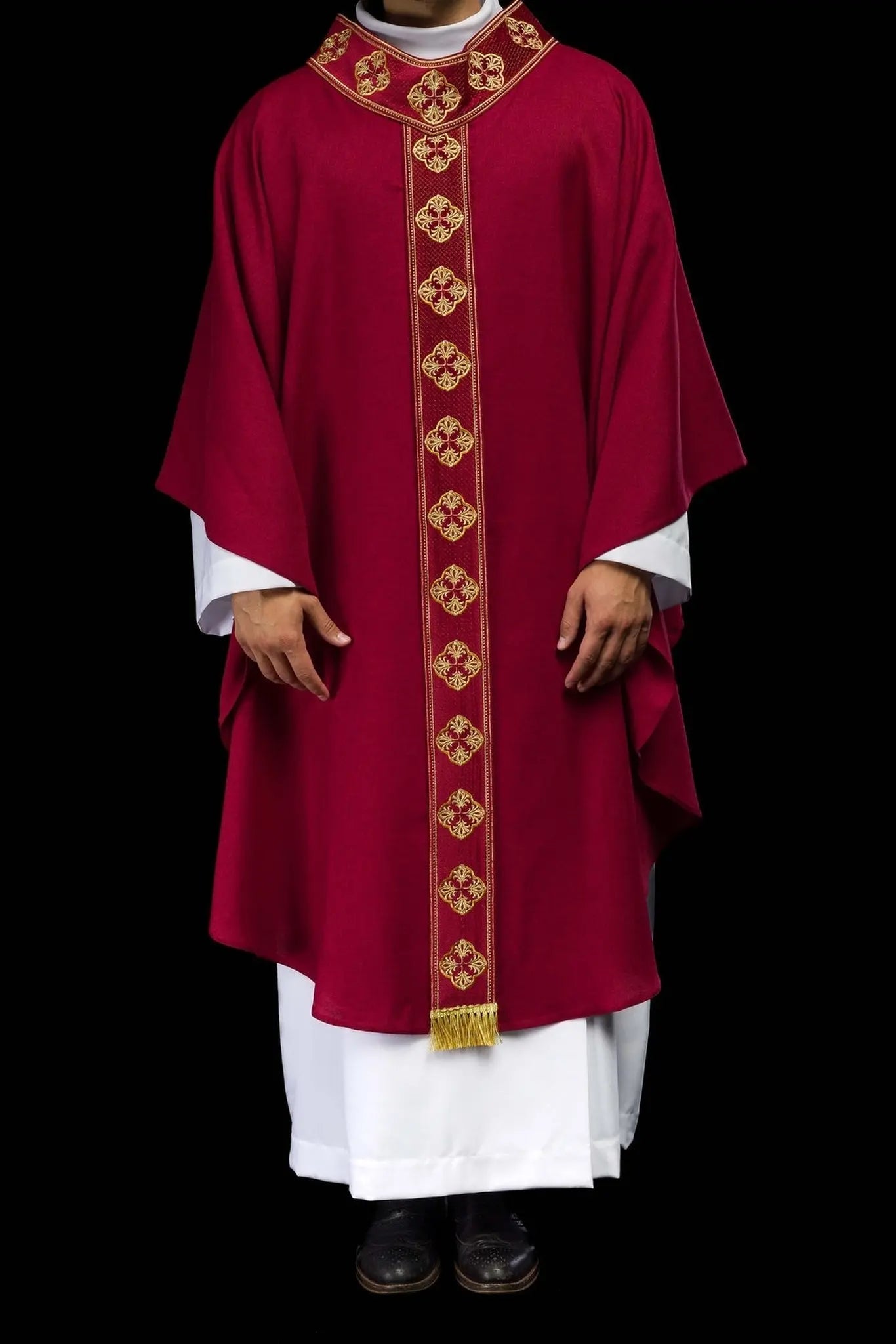 Chasuble rouge avec ceinture brodée et col en croix