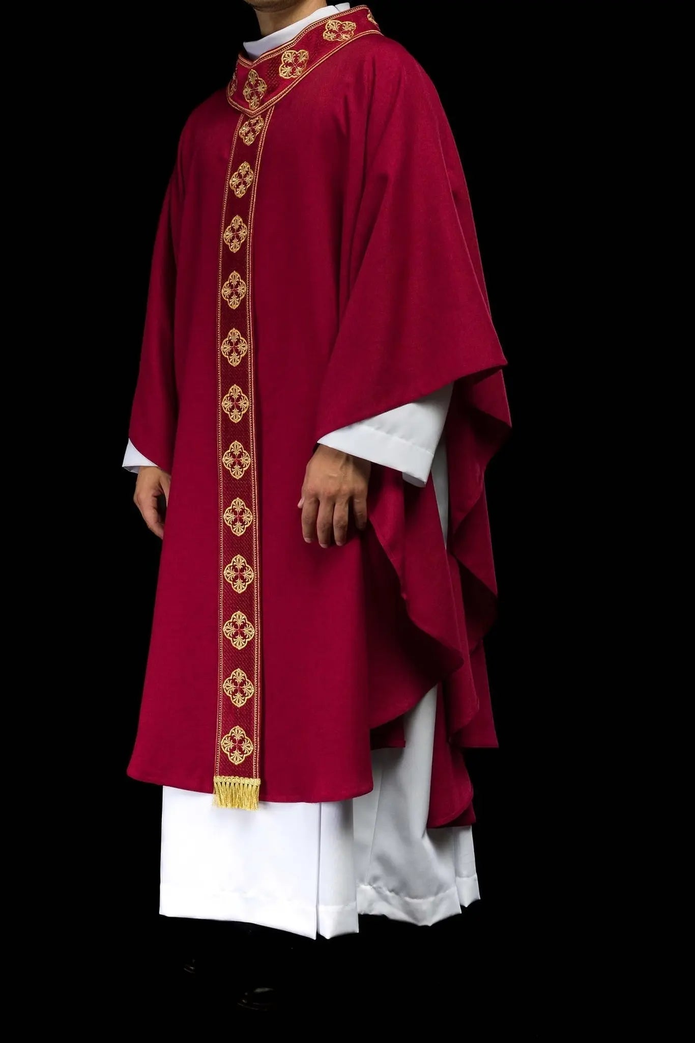 Chasuble rouge avec ceinture brodée et col en croix