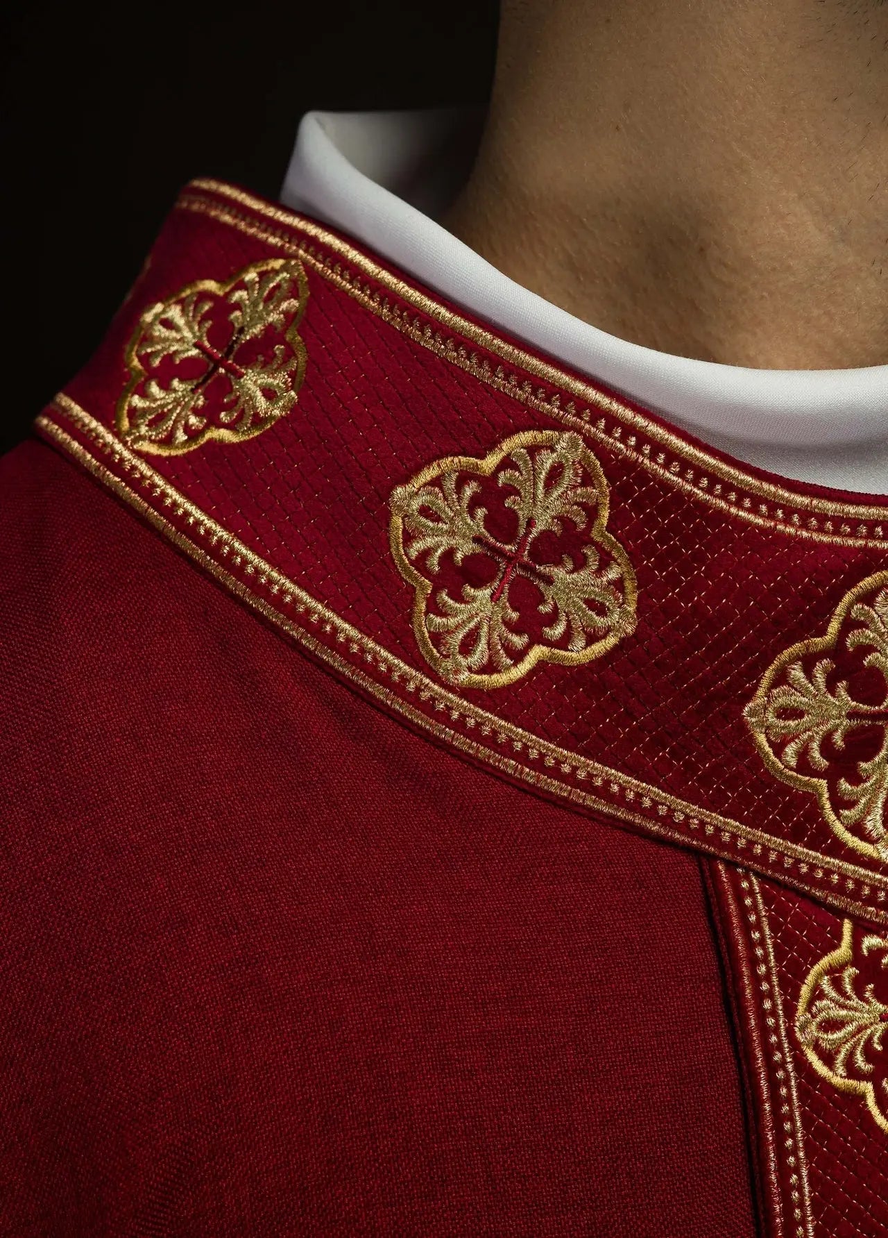 Chasuble rouge avec ceinture brodée et col en croix