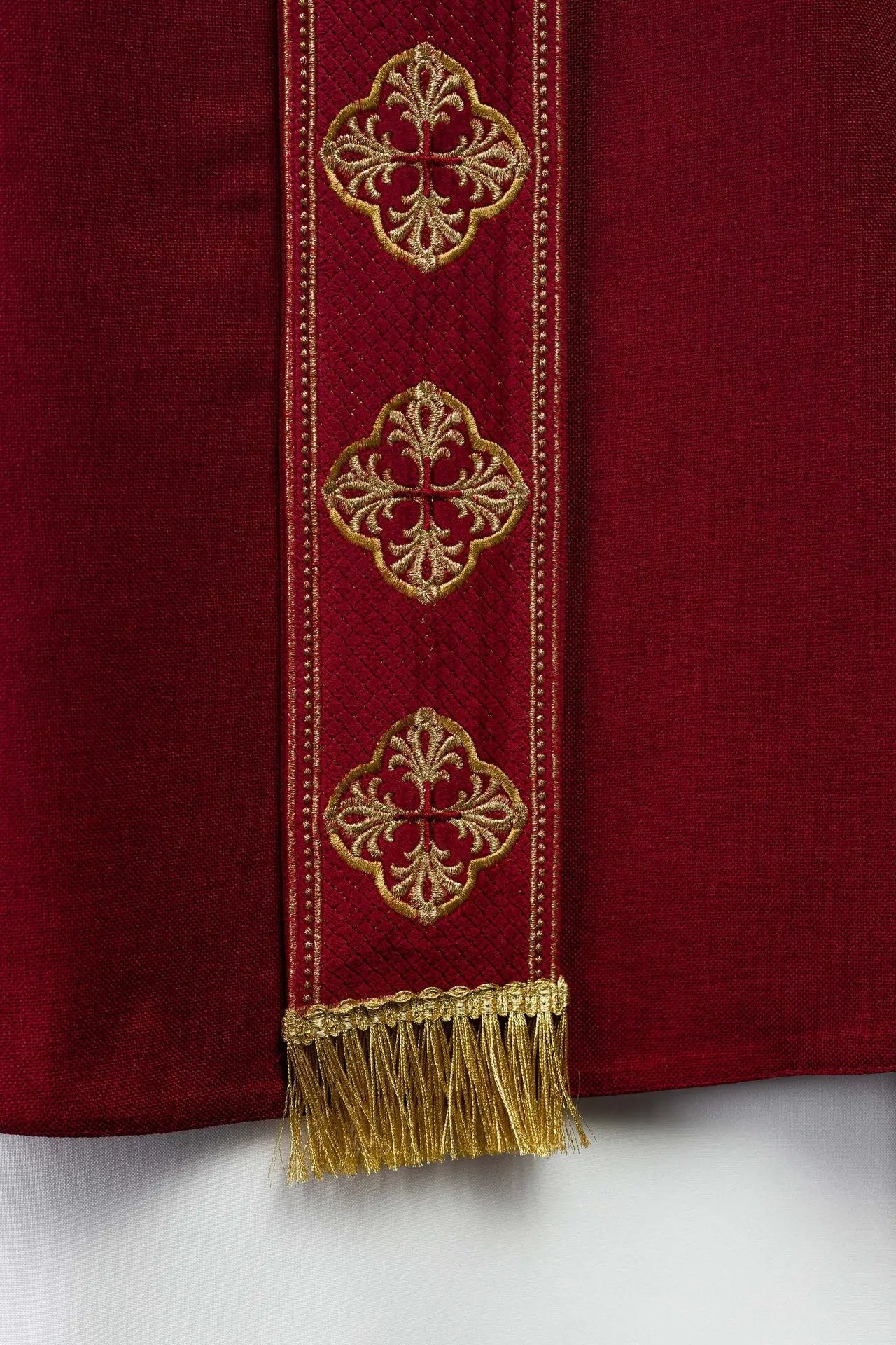 Chasuble rouge avec ceinture brodée et col en croix