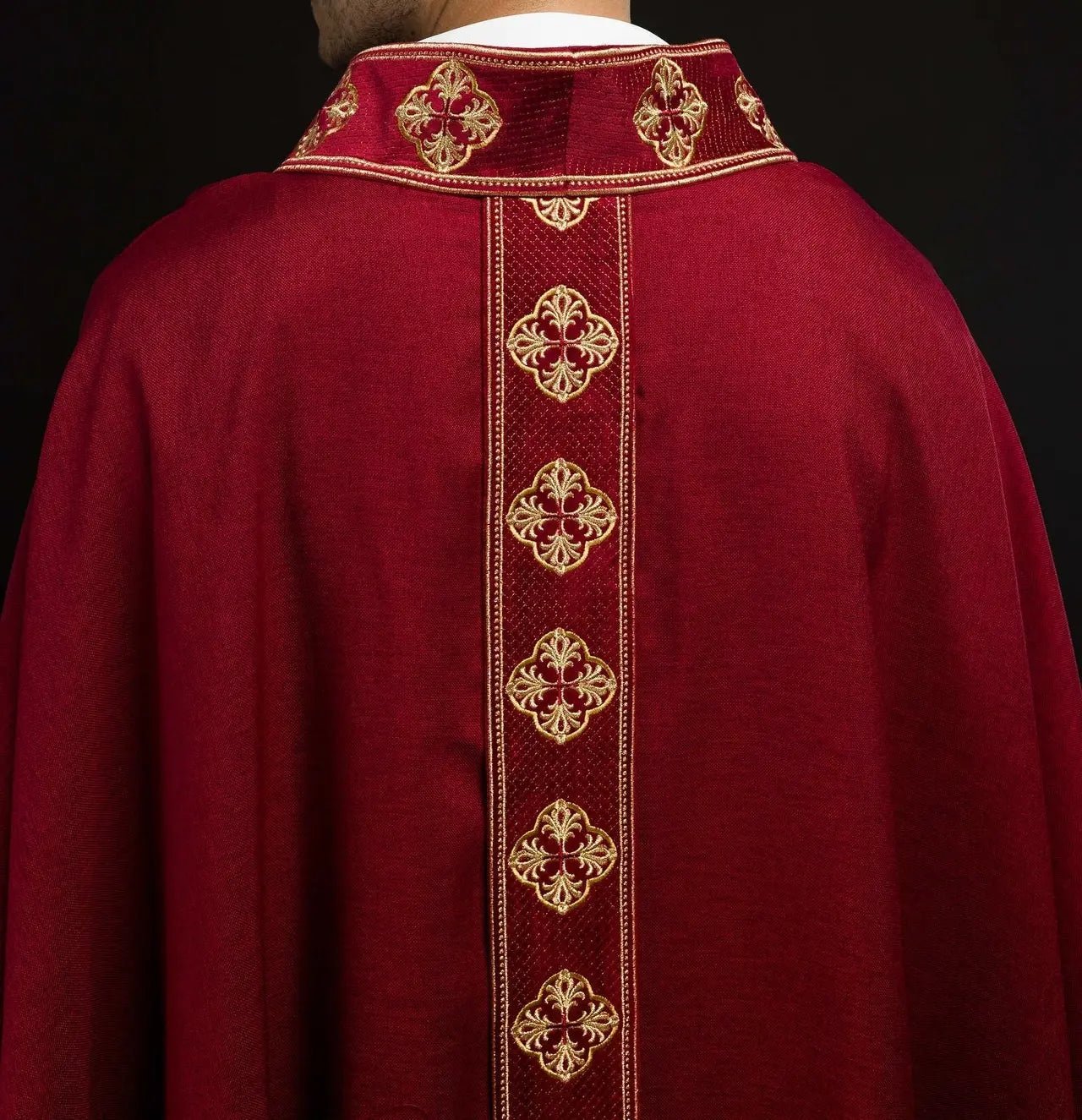 Chasuble rouge avec ceinture brodée et col en croix