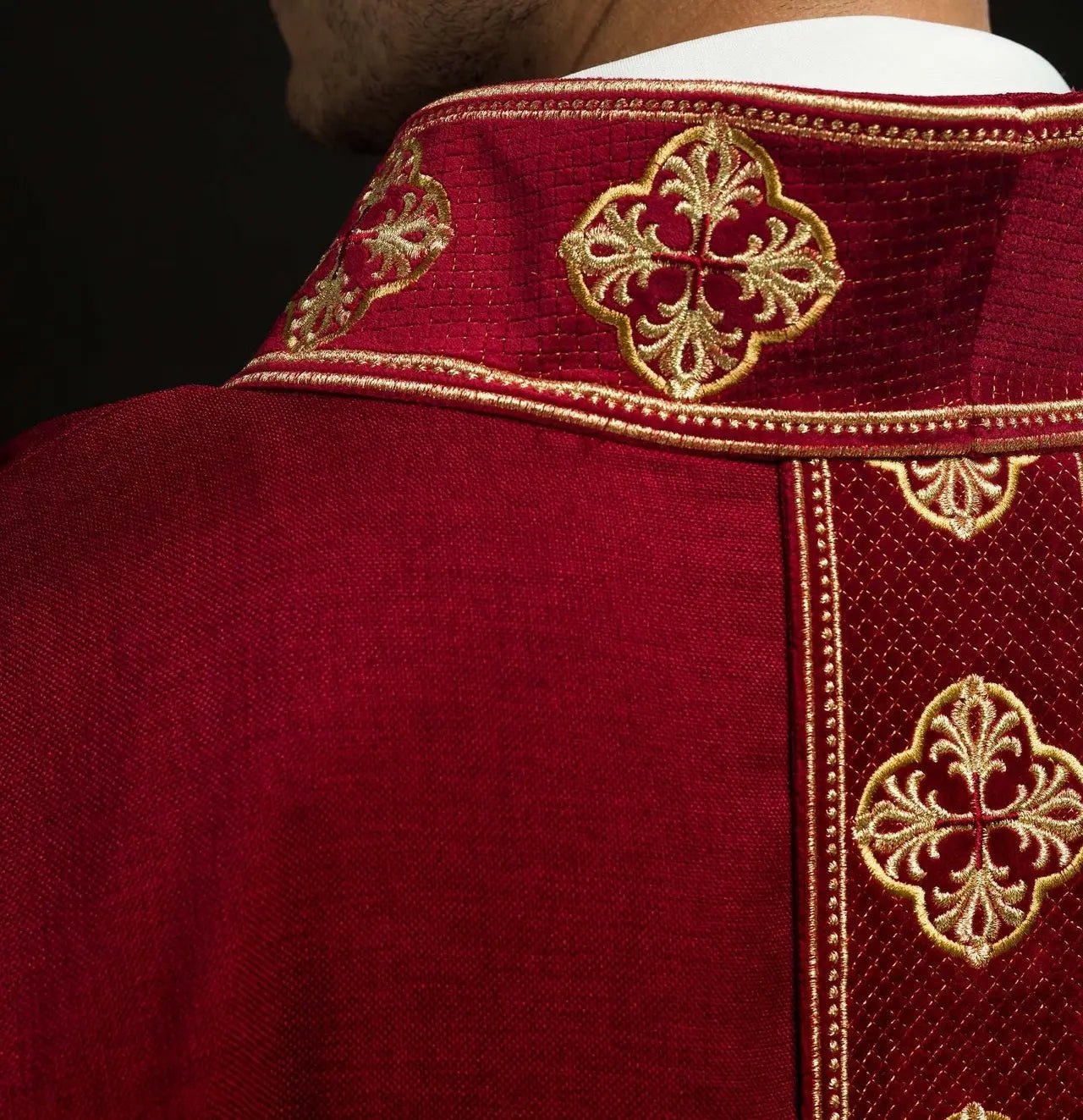 Chasuble rouge avec ceinture brodée et col en croix