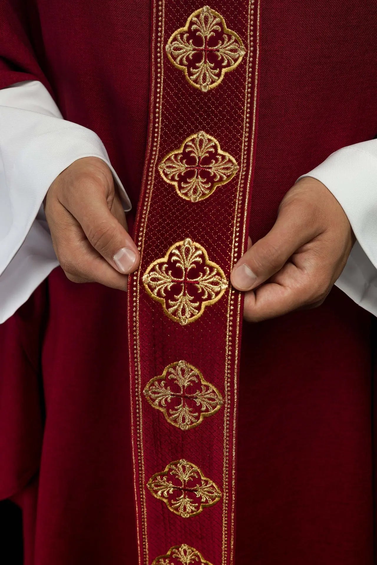 Chasuble rouge avec ceinture brodée et col en croix