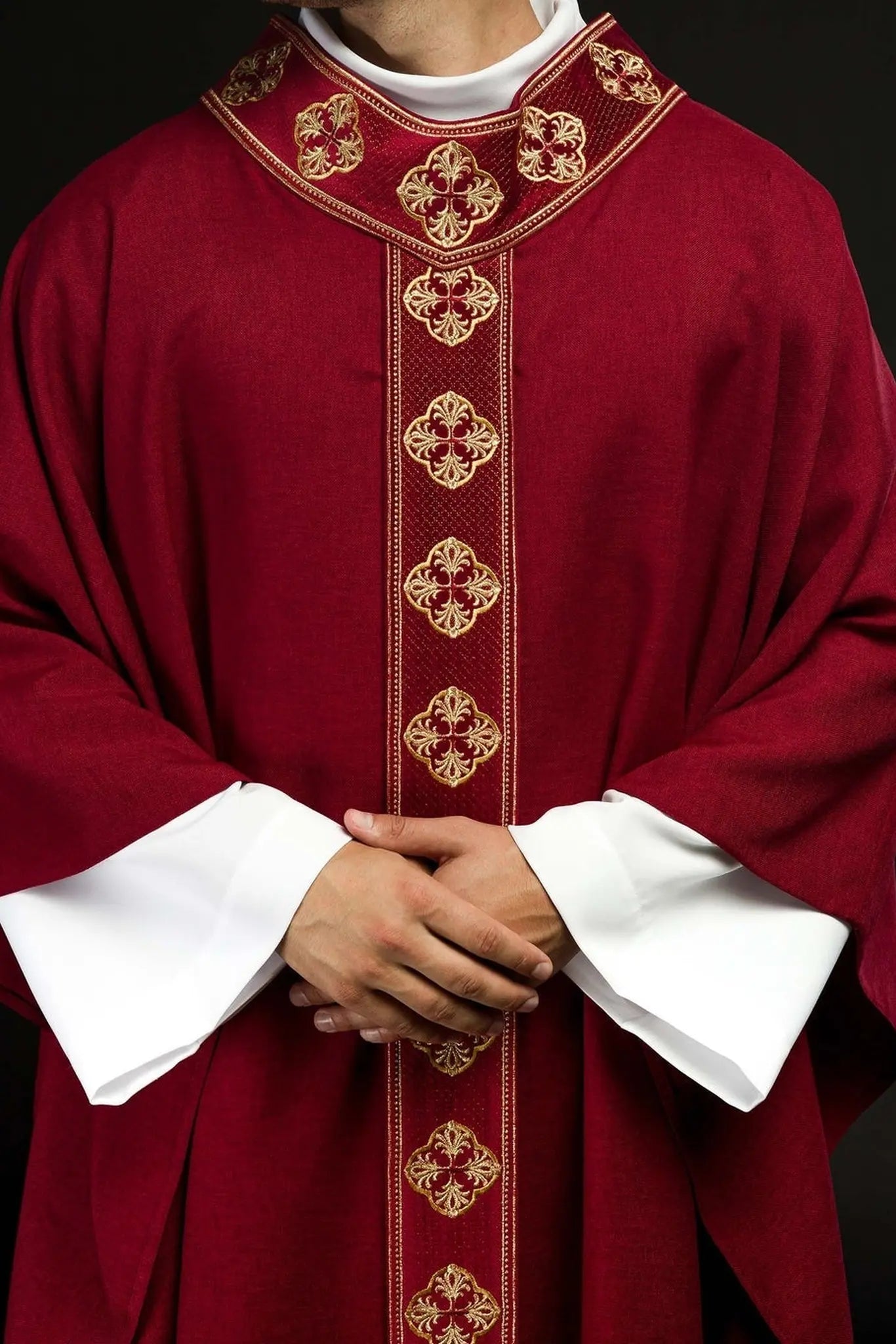 Chasuble rouge avec ceinture brodée et col en croix