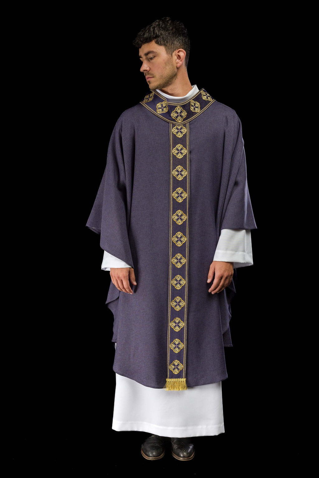 Ornat w kolorze fioletowym z haftowanym pasem i kołnierzem w krzyże - ORNATY.PL