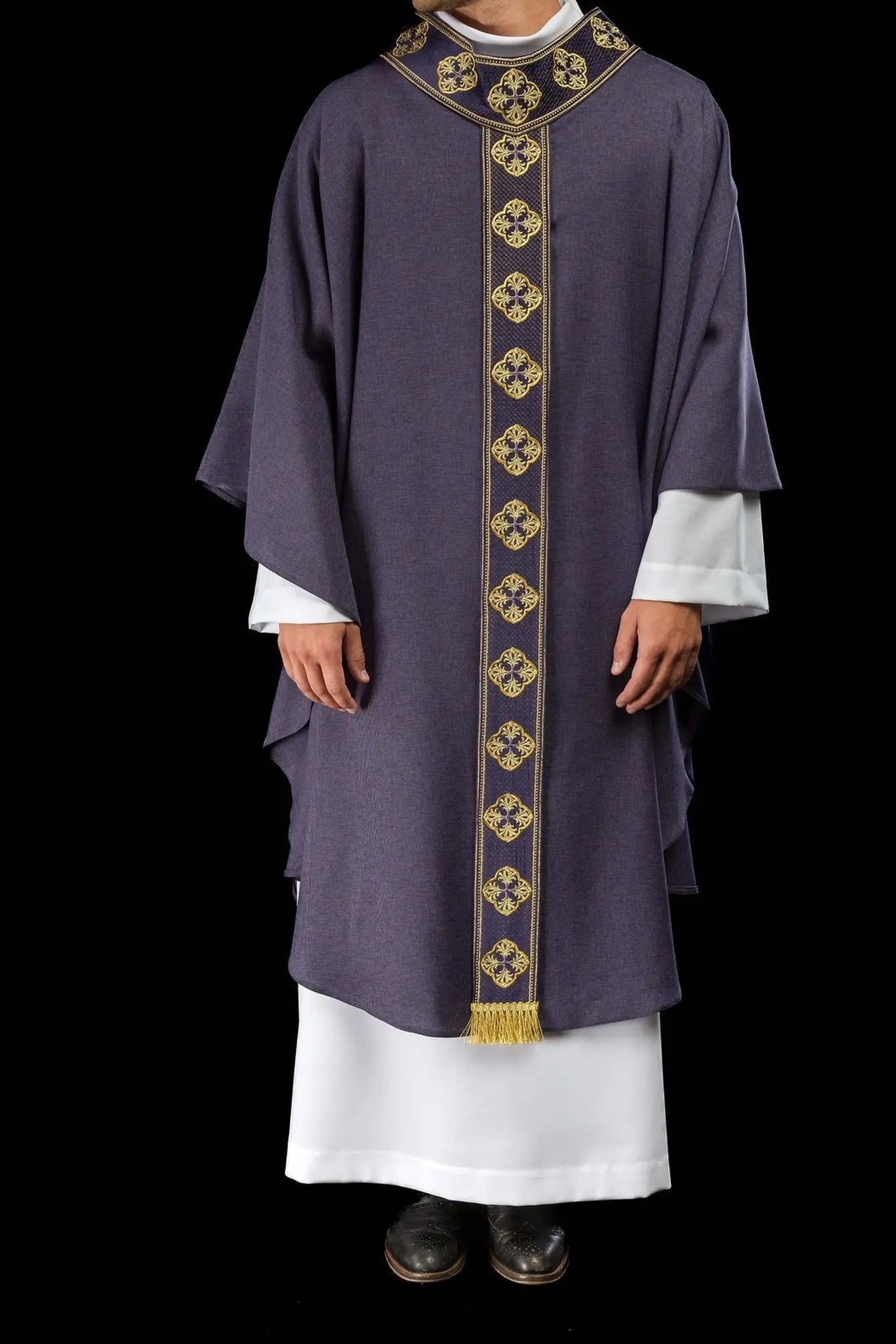 Chasuble violette avec ceinture brodée et col en croix