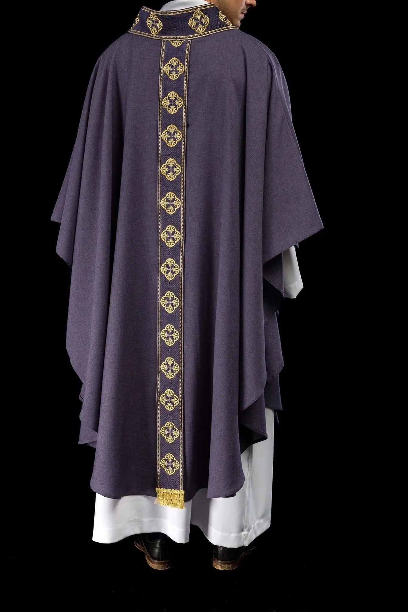 Chasuble violette avec ceinture brodée et col en croix