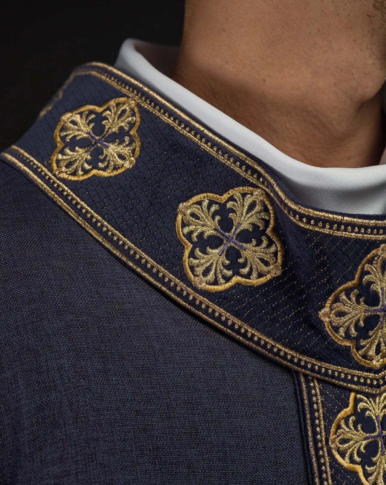 Chasuble violette avec ceinture brodée et col en croix