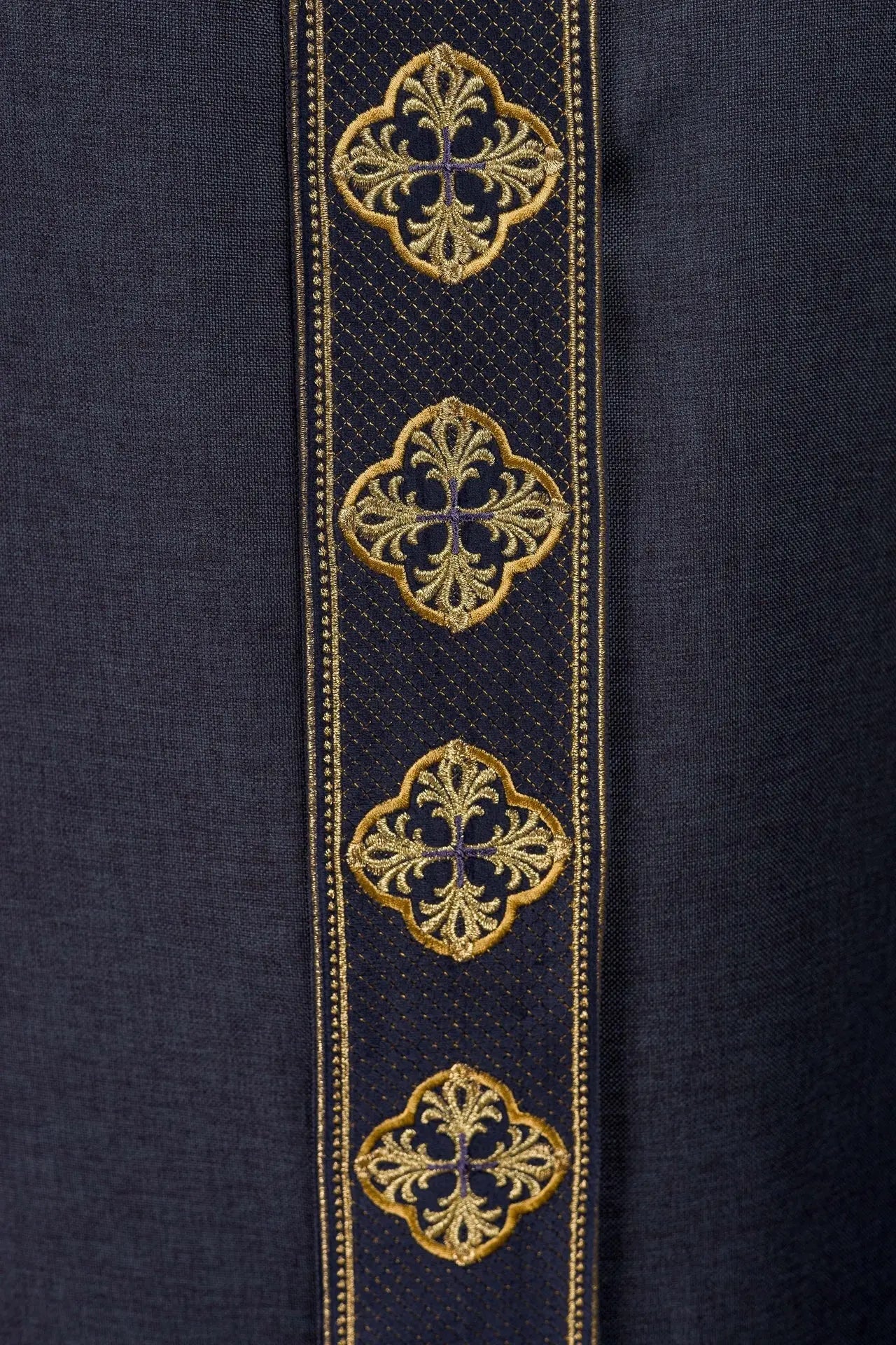 Chasuble violette avec ceinture brodée et col en croix