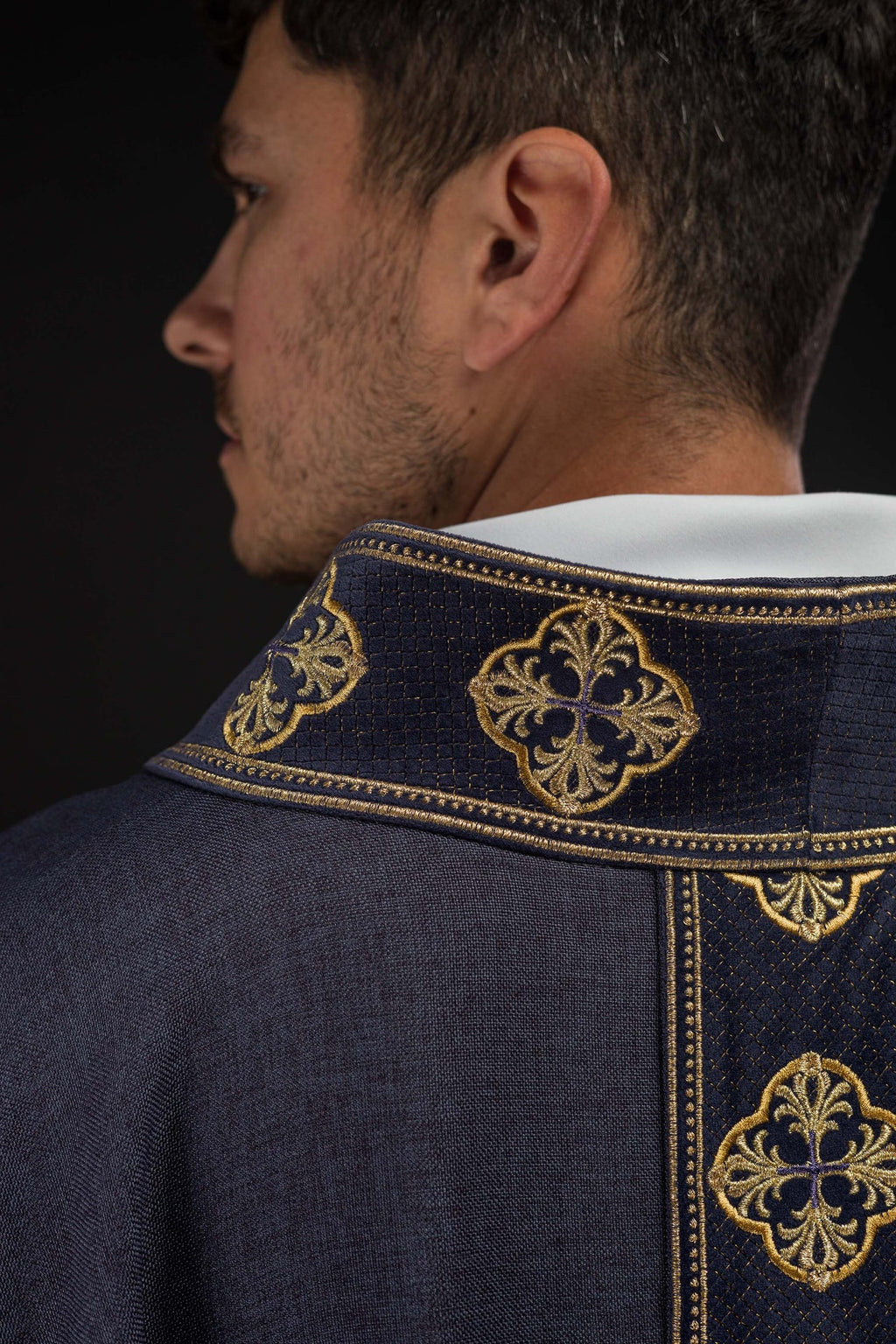 Ornat w kolorze fioletowym z haftowanym pasem i kołnierzem w krzyże - ORNATY.PL