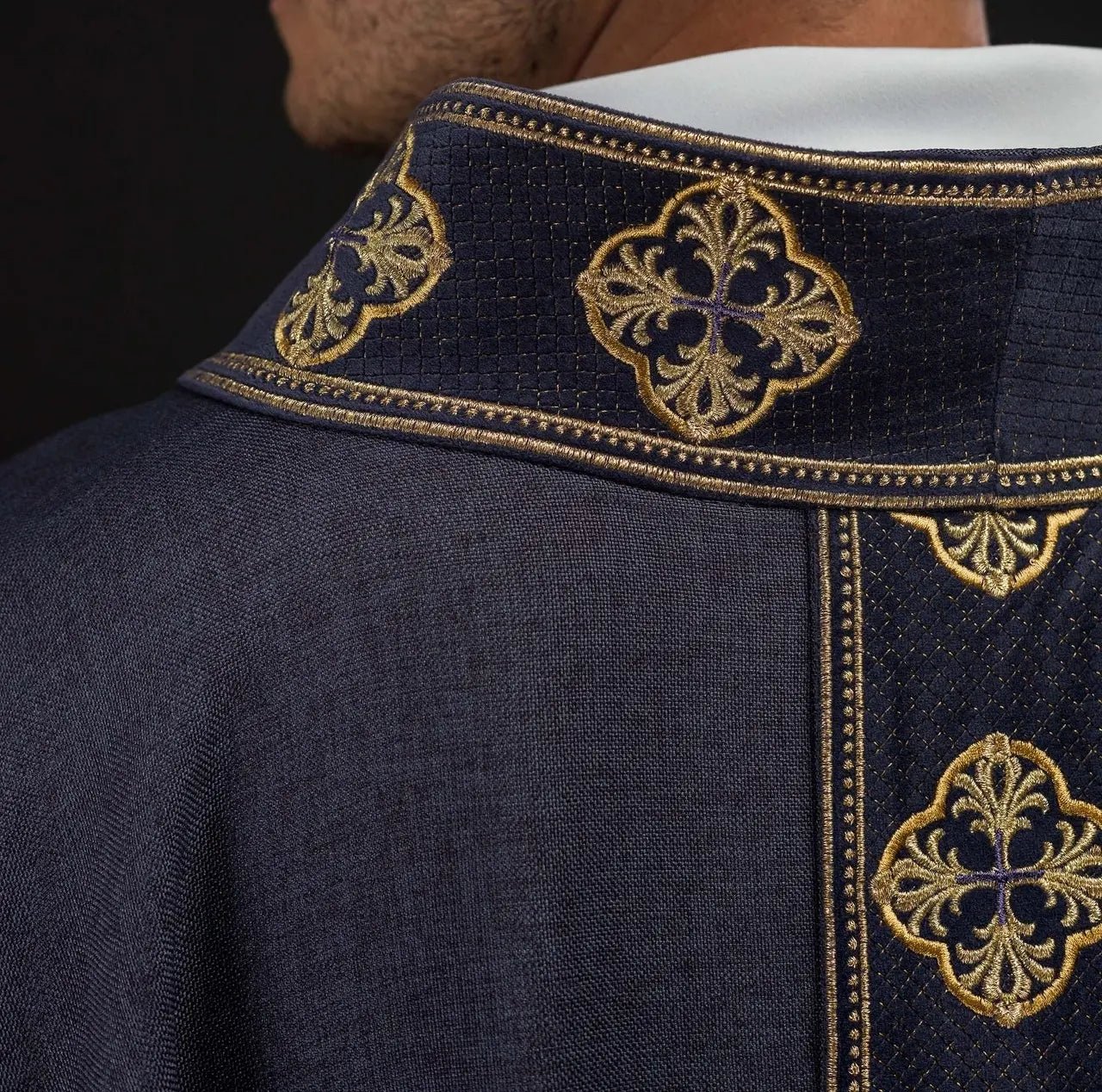 Chasuble violette avec ceinture brodée et col en croix