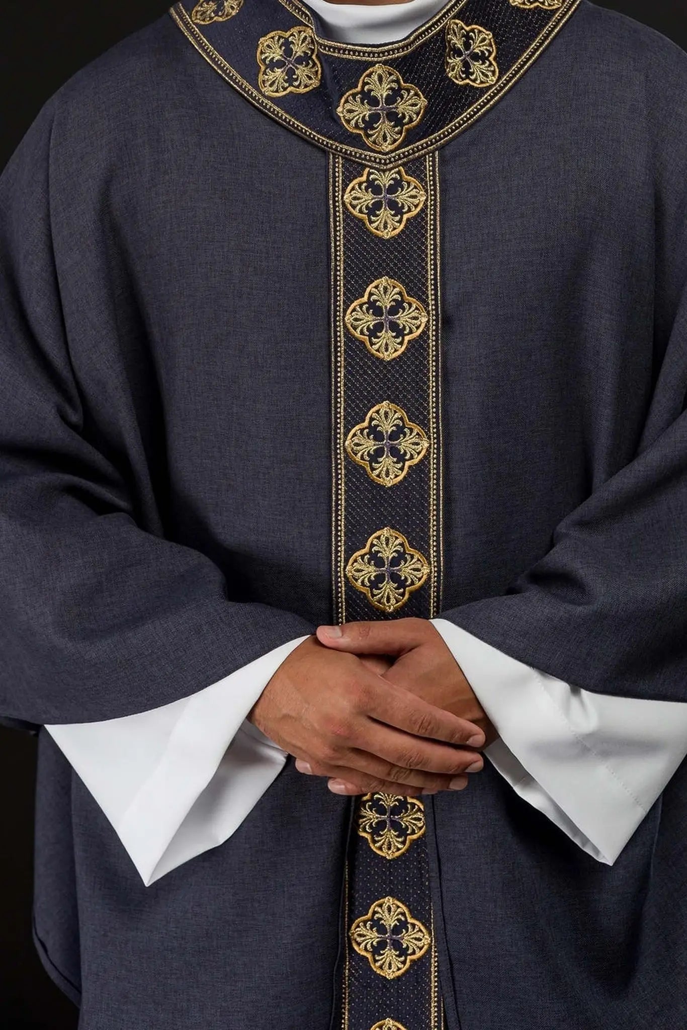 Chasuble violette avec ceinture brodée et col en croix