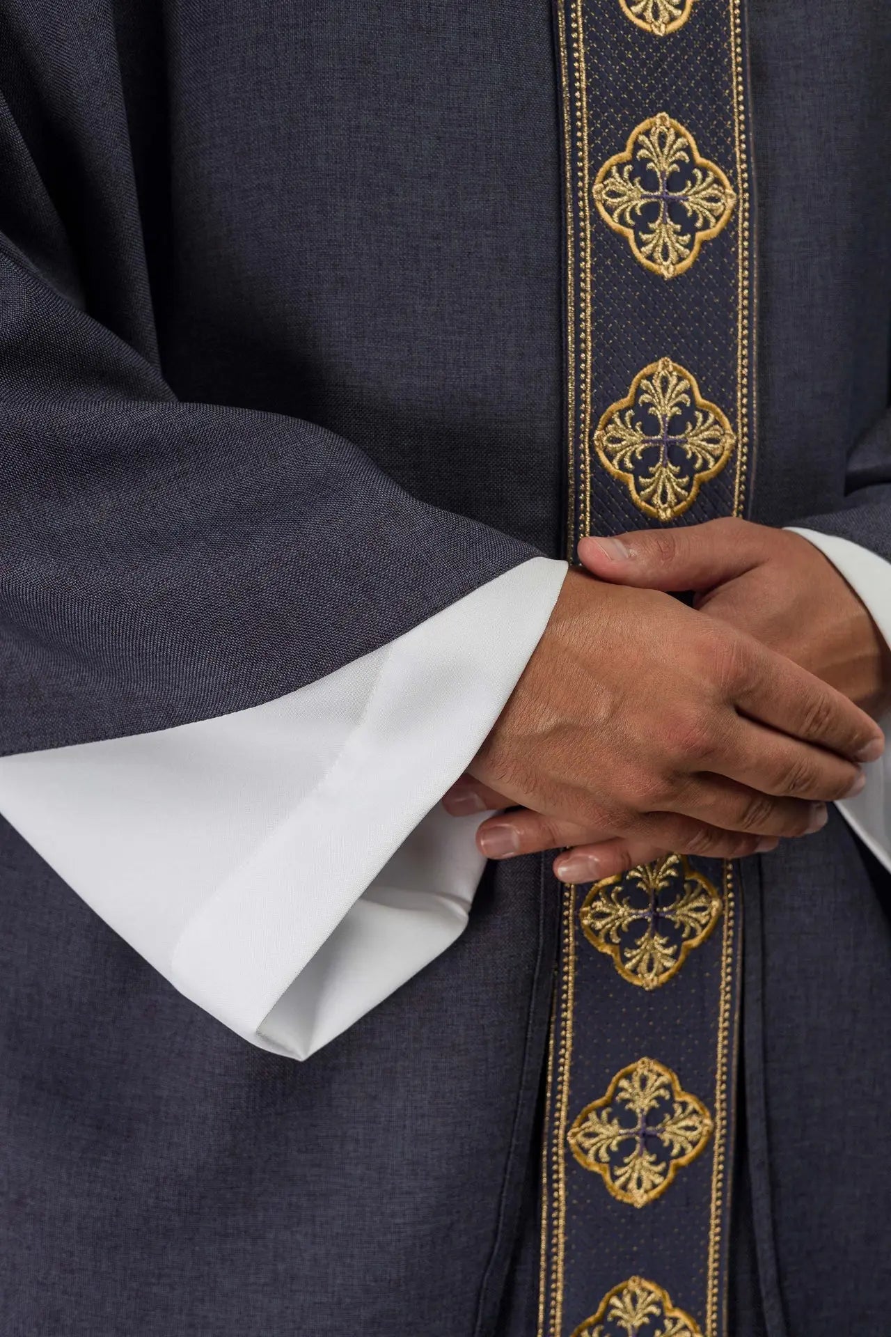 Chasuble violette avec ceinture brodée et col en croix